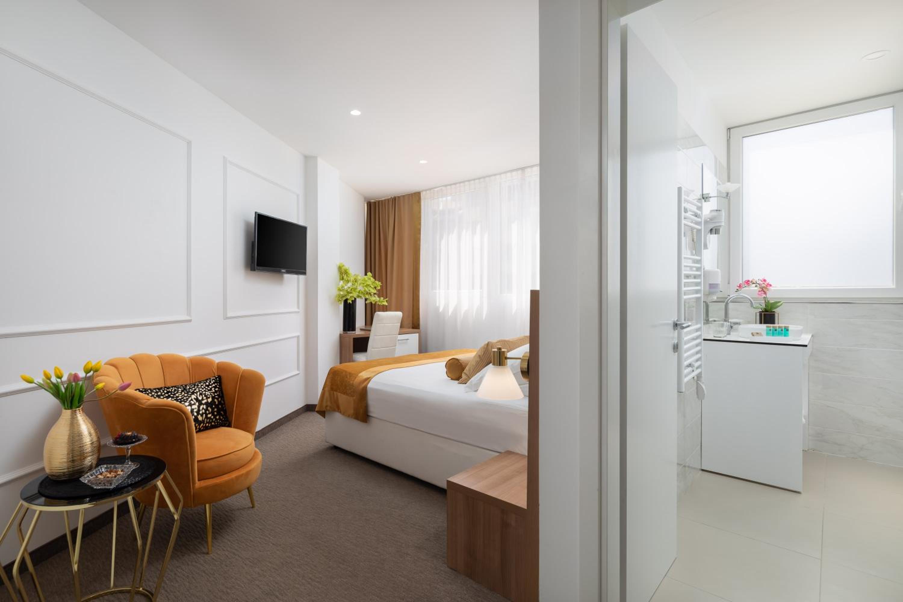 Double or Twin Standard Room with City View photo 2