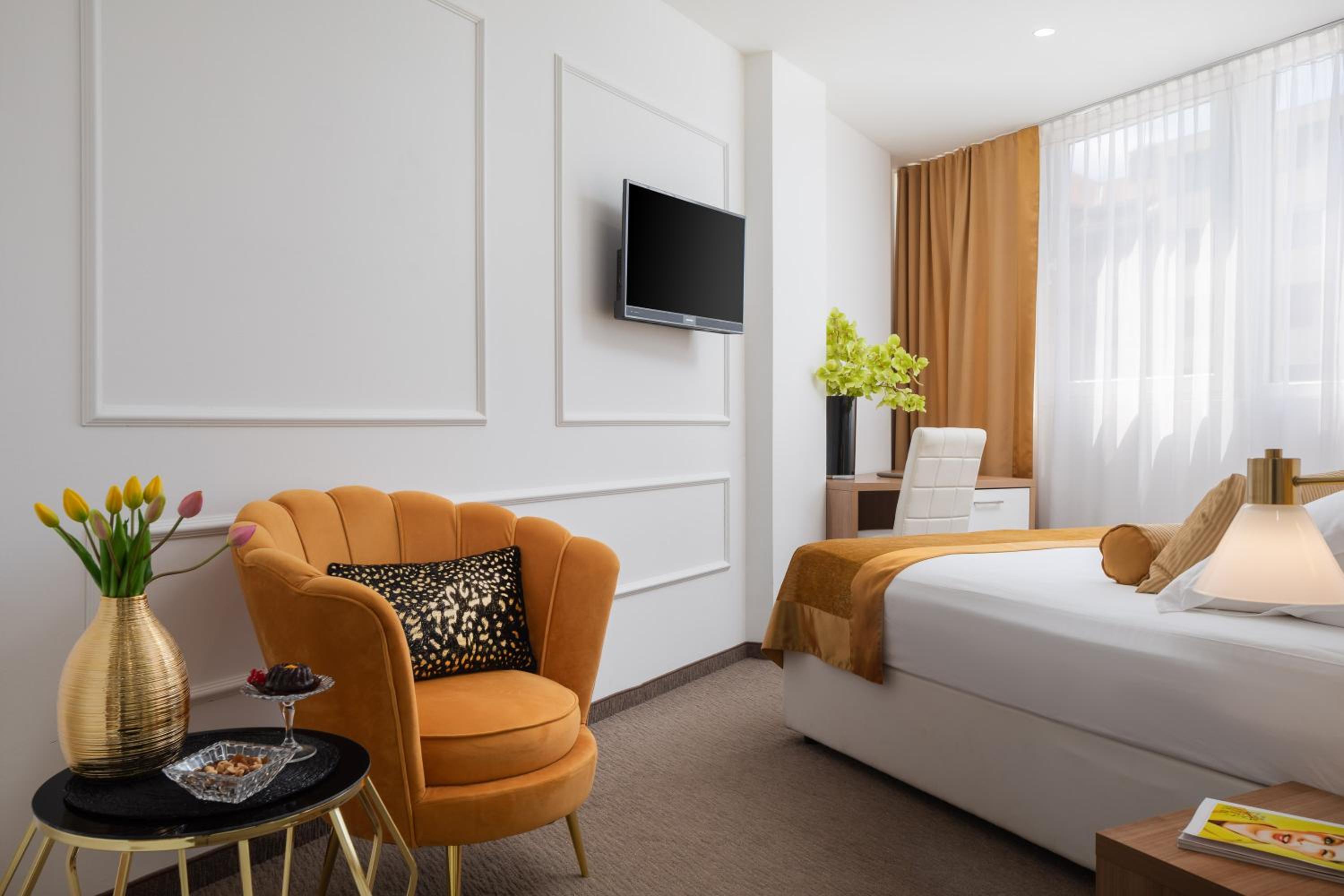 Double or Twin Standard Room with City View photo 3