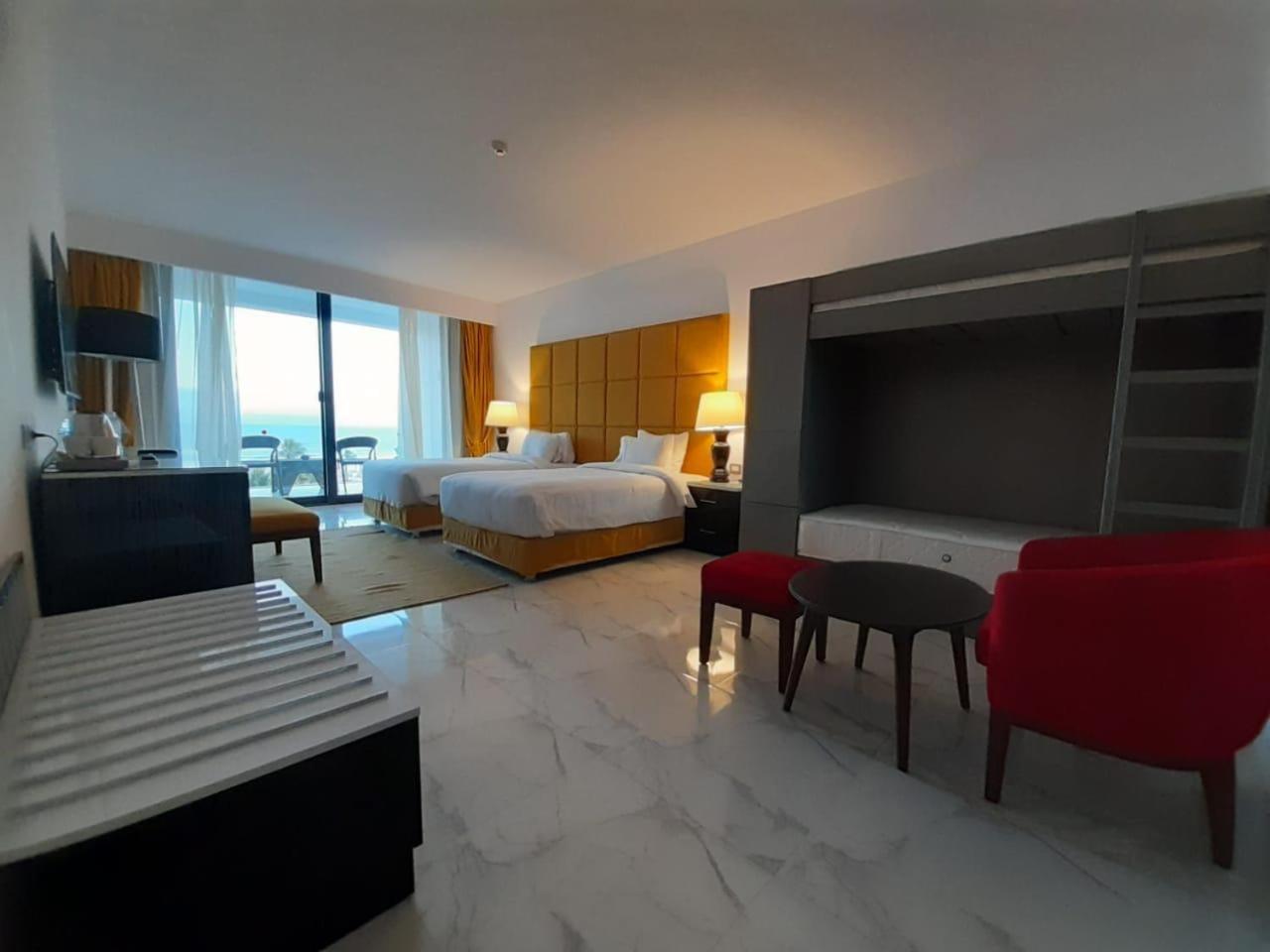 Family Room with Sea View - Photo 2