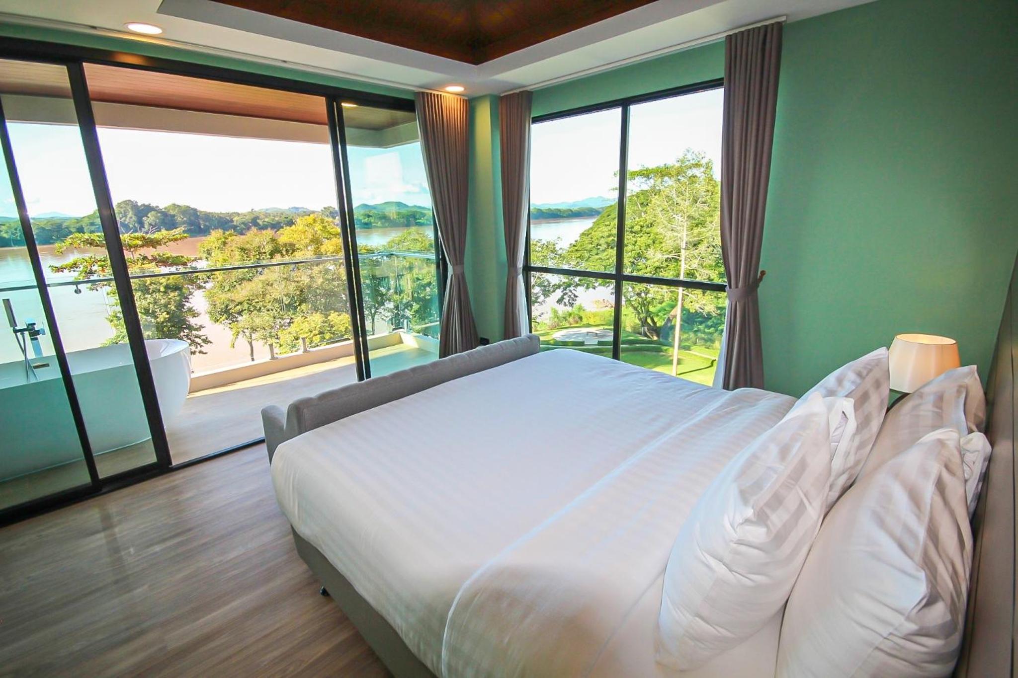 Junior Suite with Balcony - Photo 11