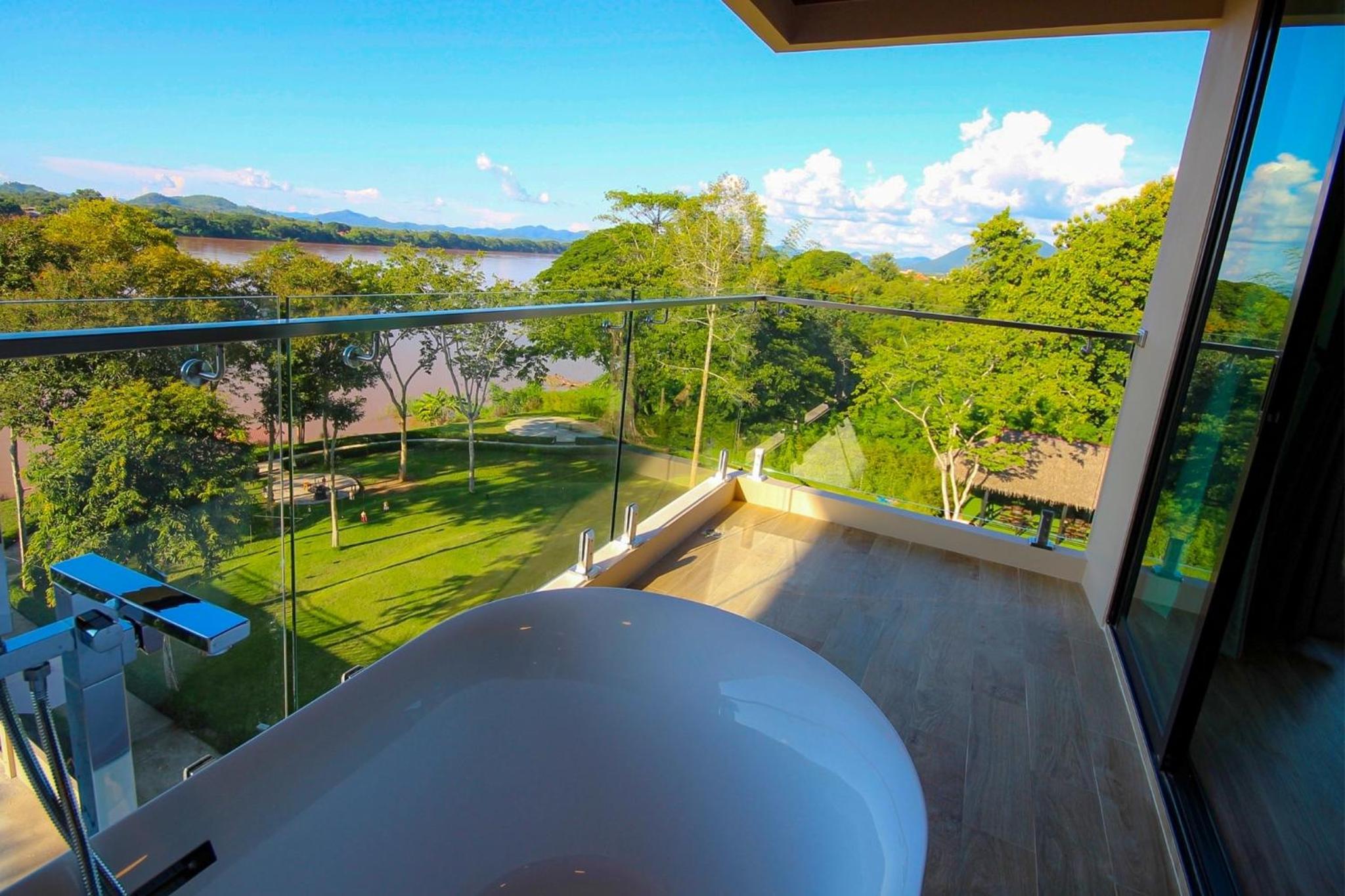 Junior Suite with Balcony - Photo 12