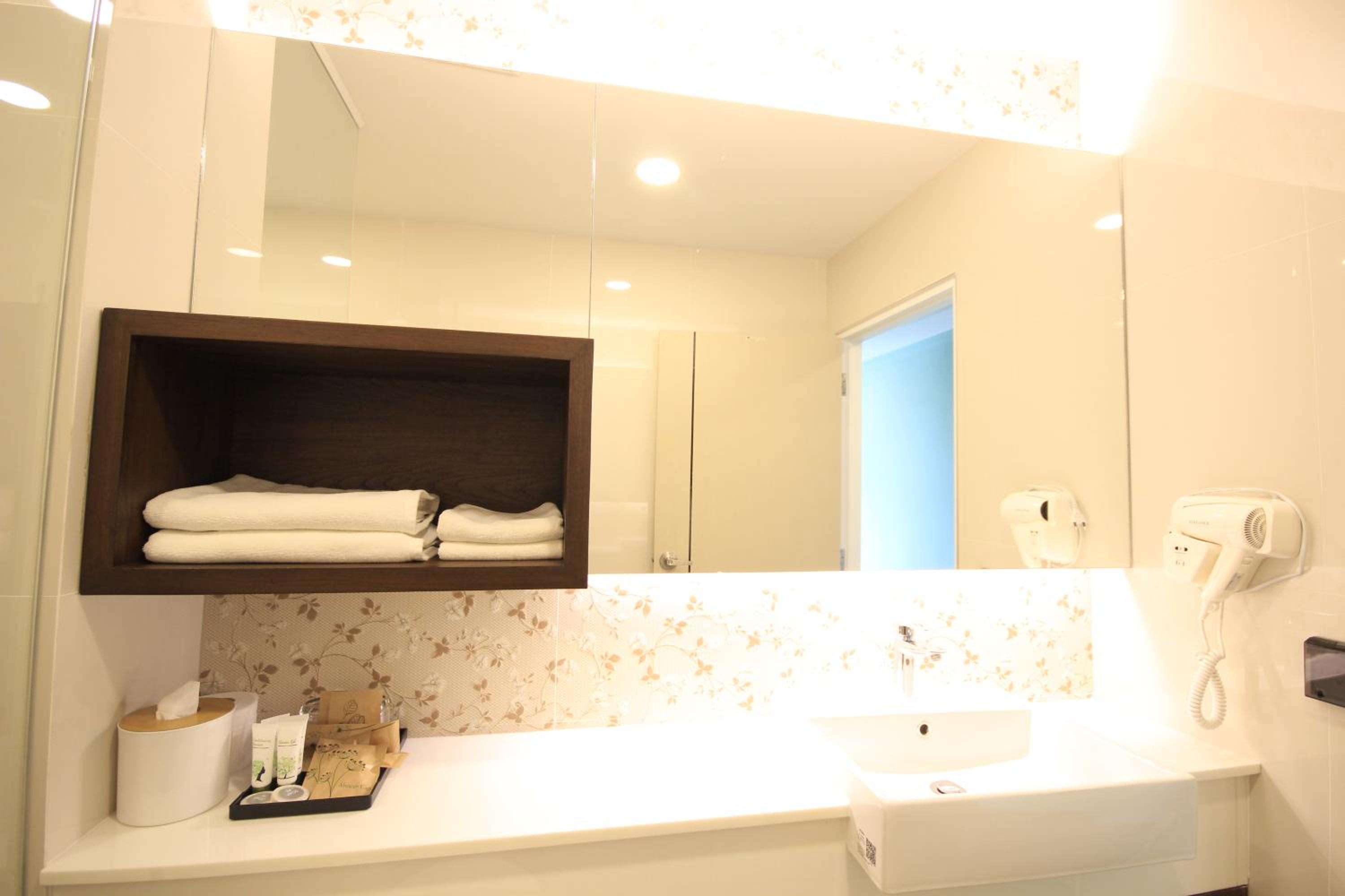 Junior Suite with Balcony - Photo 14