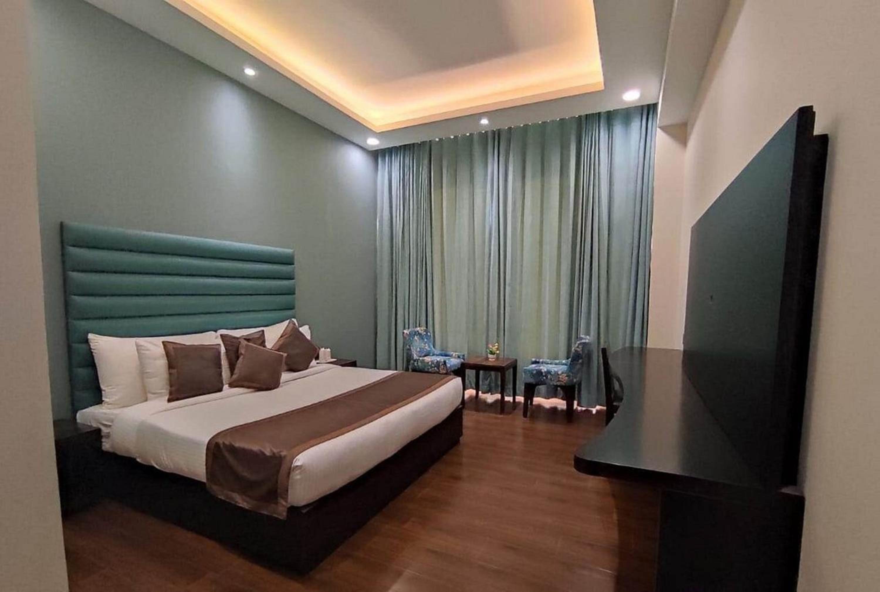 Deluxe King Room - Photo 7
