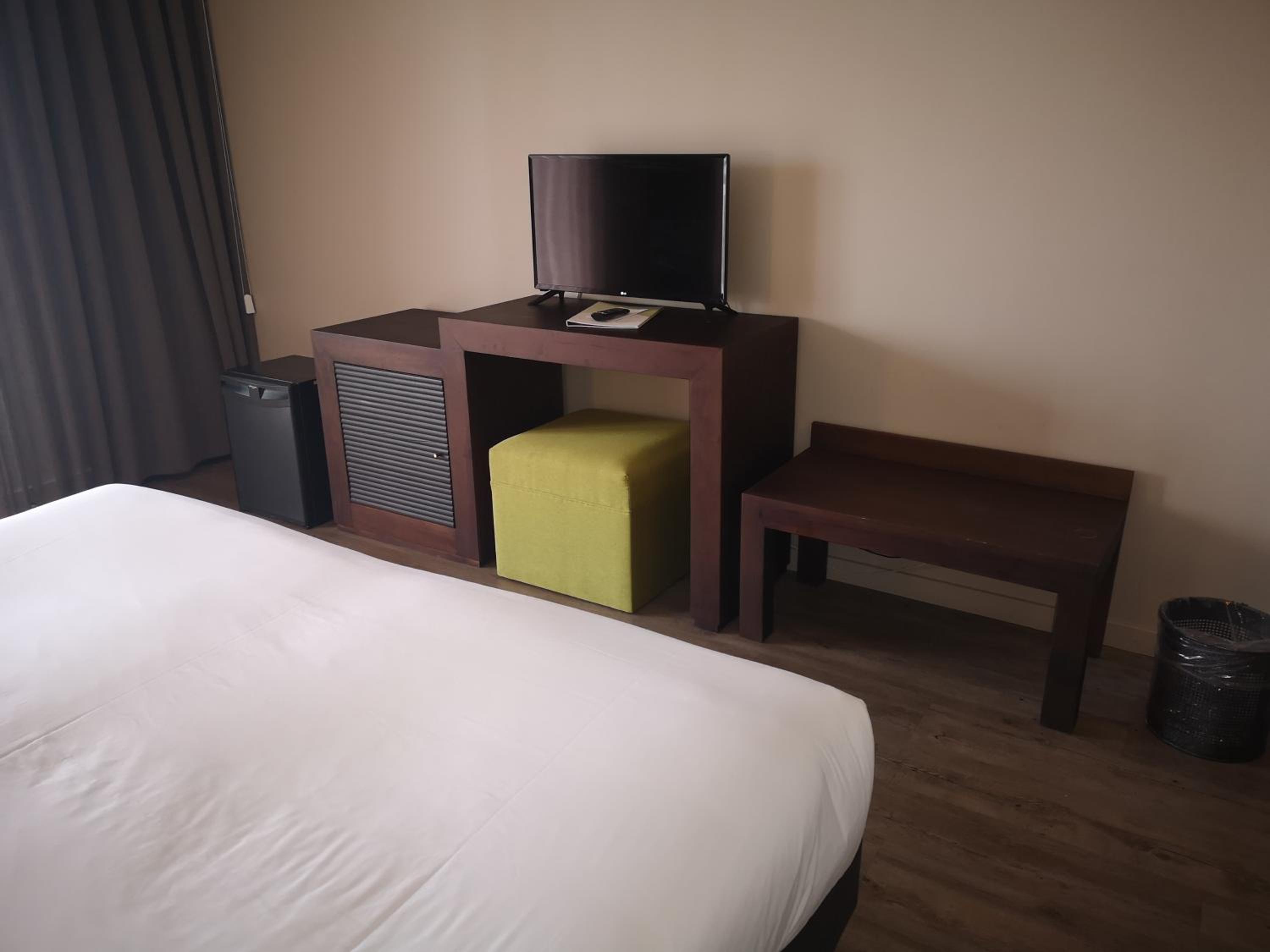 Double Room with Side Sea View - Photo 3