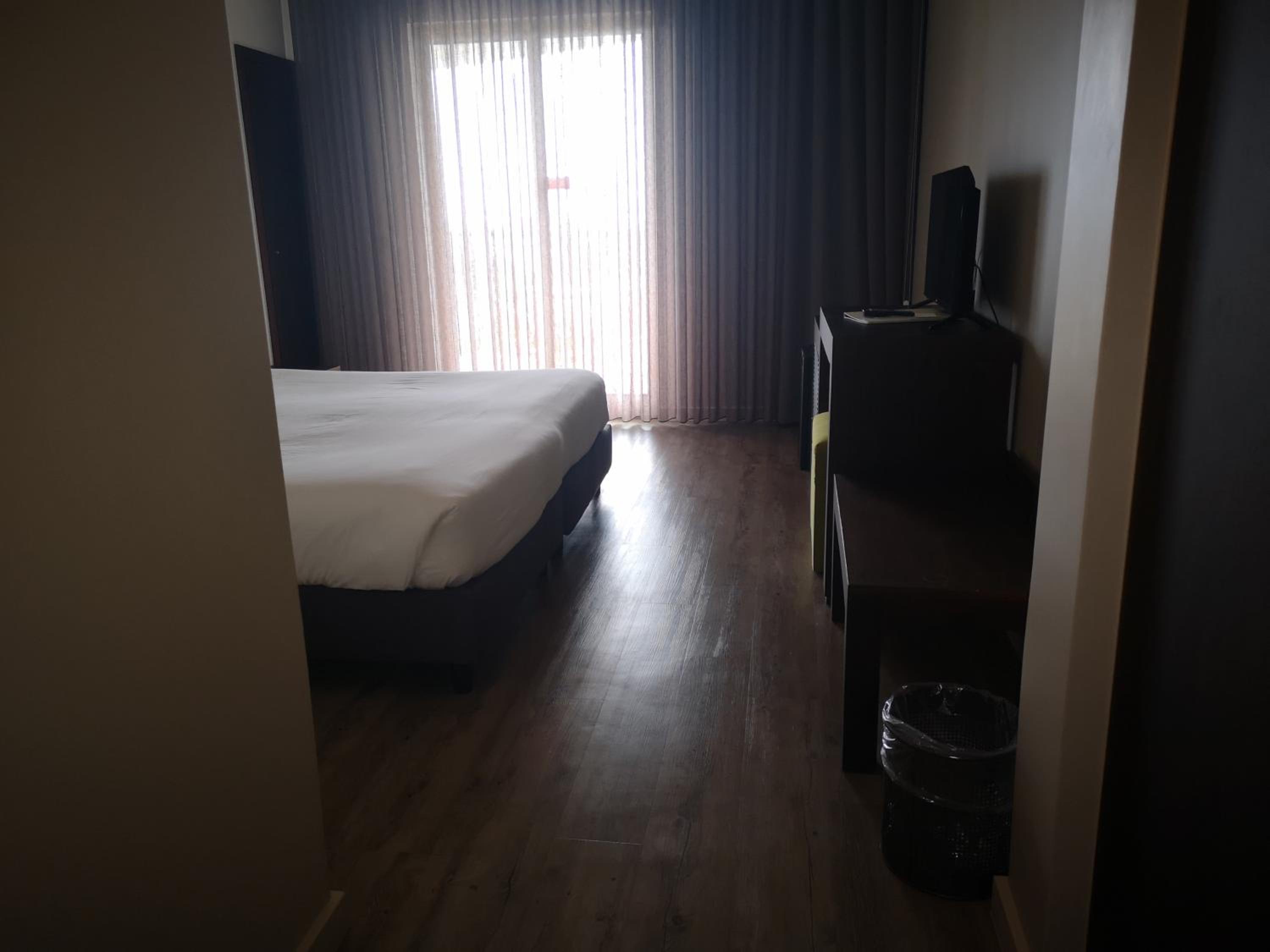Double Room with Side Sea View - Photo 1