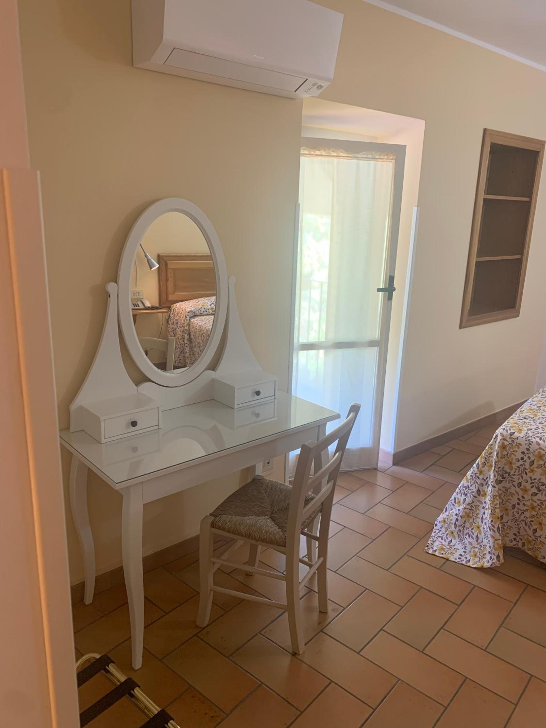 Superior Double or Twin Room - Photo 10