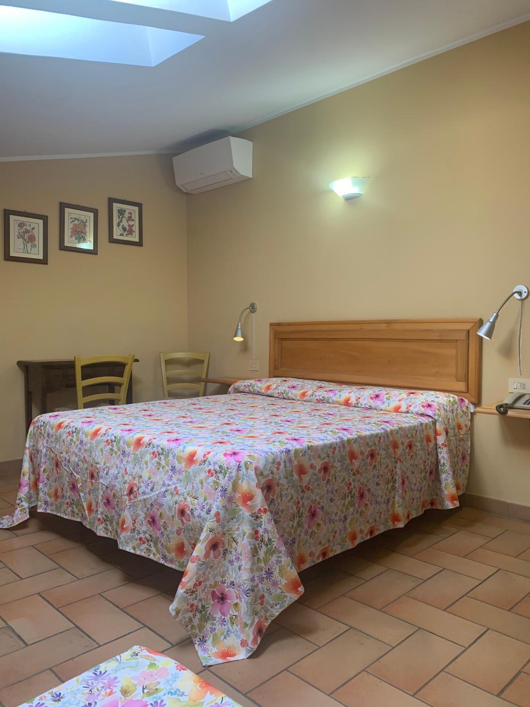 Standard Double or Twin Room - Photo 9