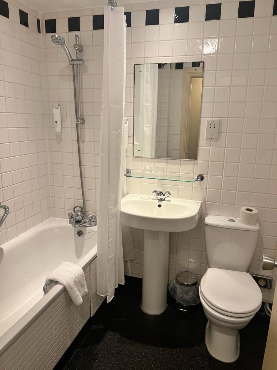 Double Room - Photo 5
