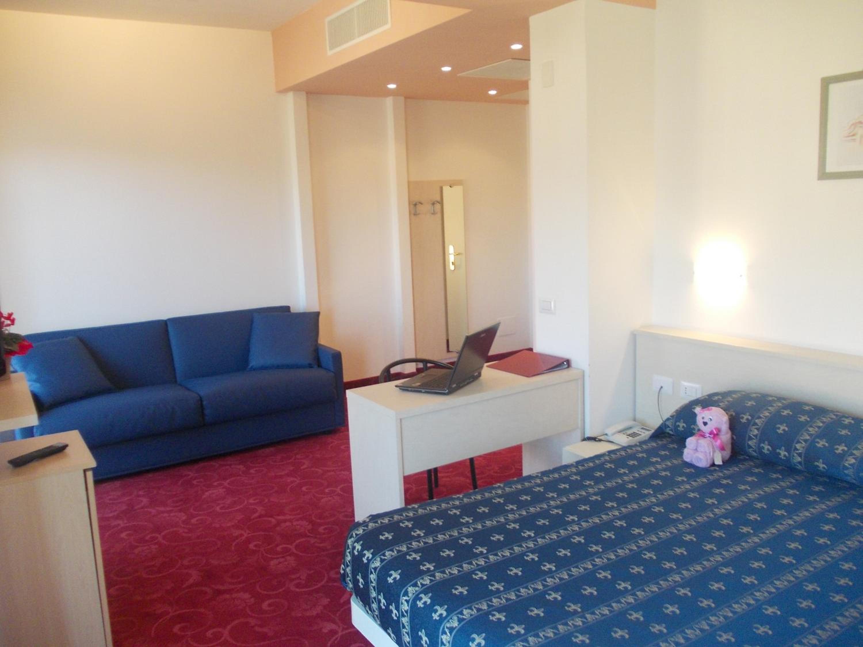Double or Twin Room with Balcony - Photo 2