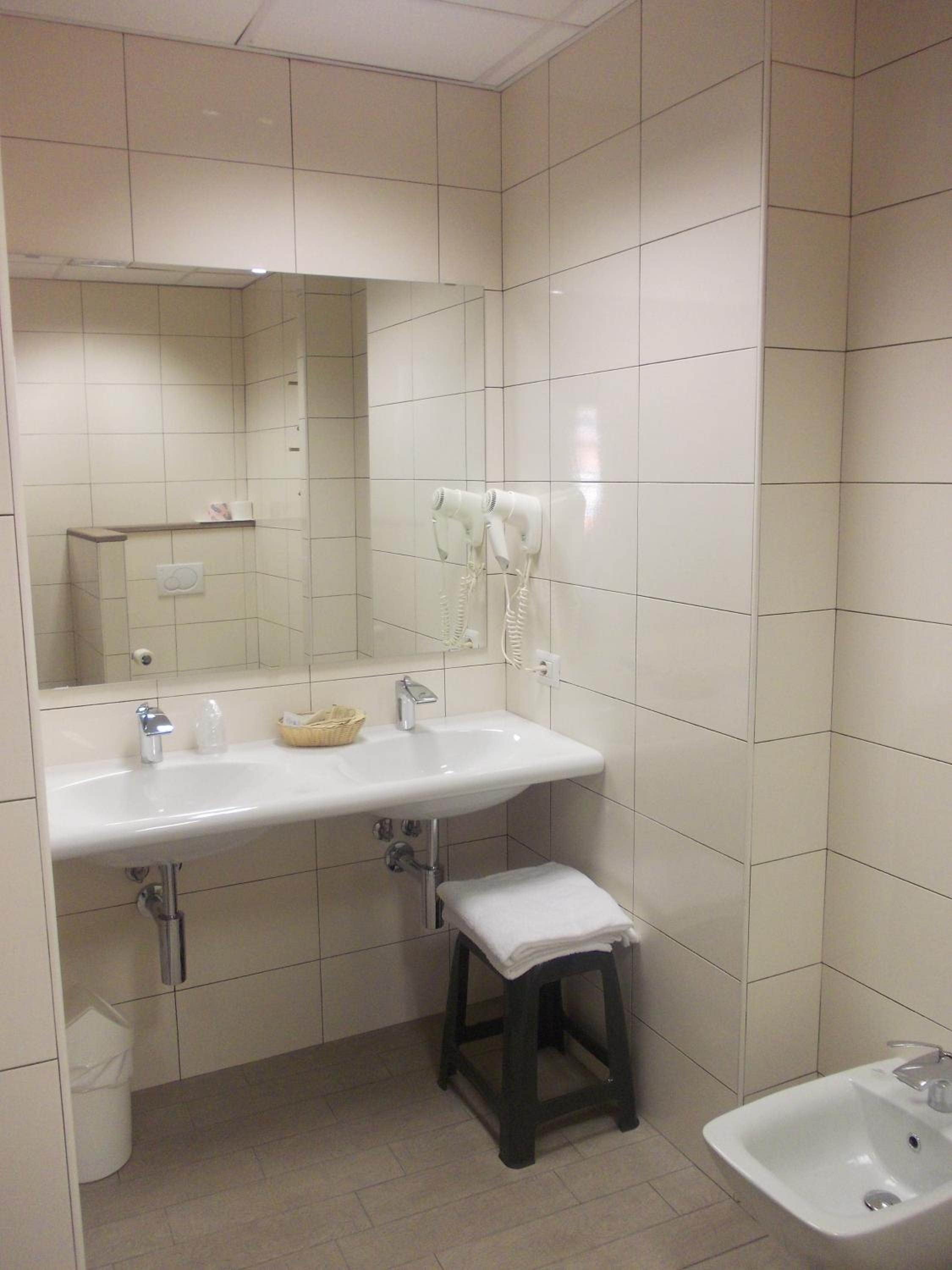 Double or Twin Room with Balcony - Photo 3