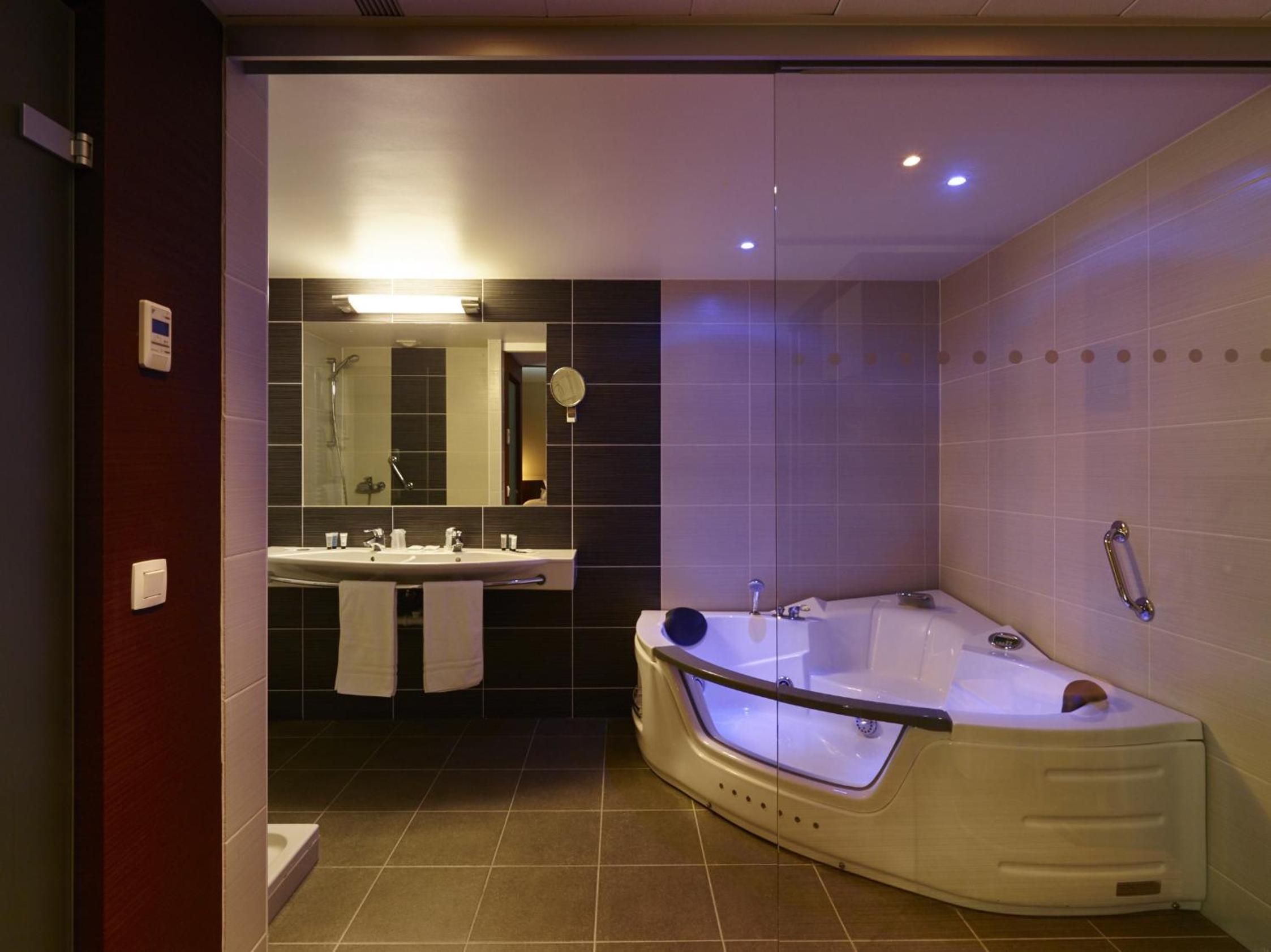 Junior Suite with Spa Bath - Photo 3