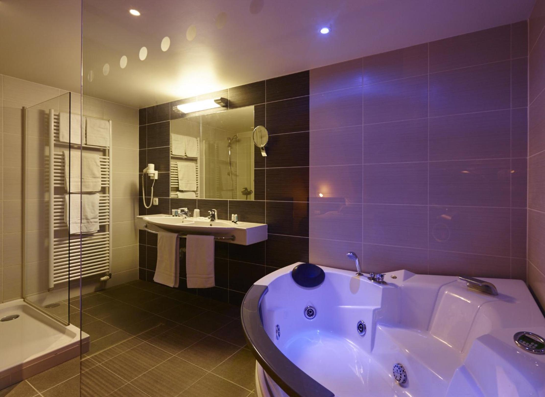 Junior Suite with Spa Bath - Photo 2
