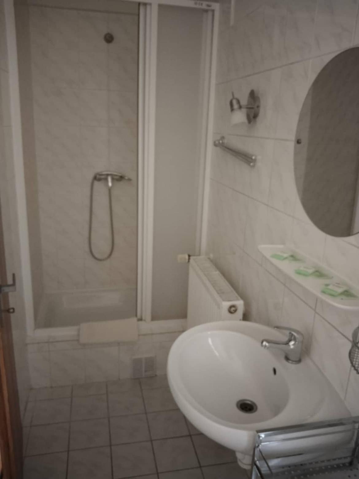 Double Room - Photo 5