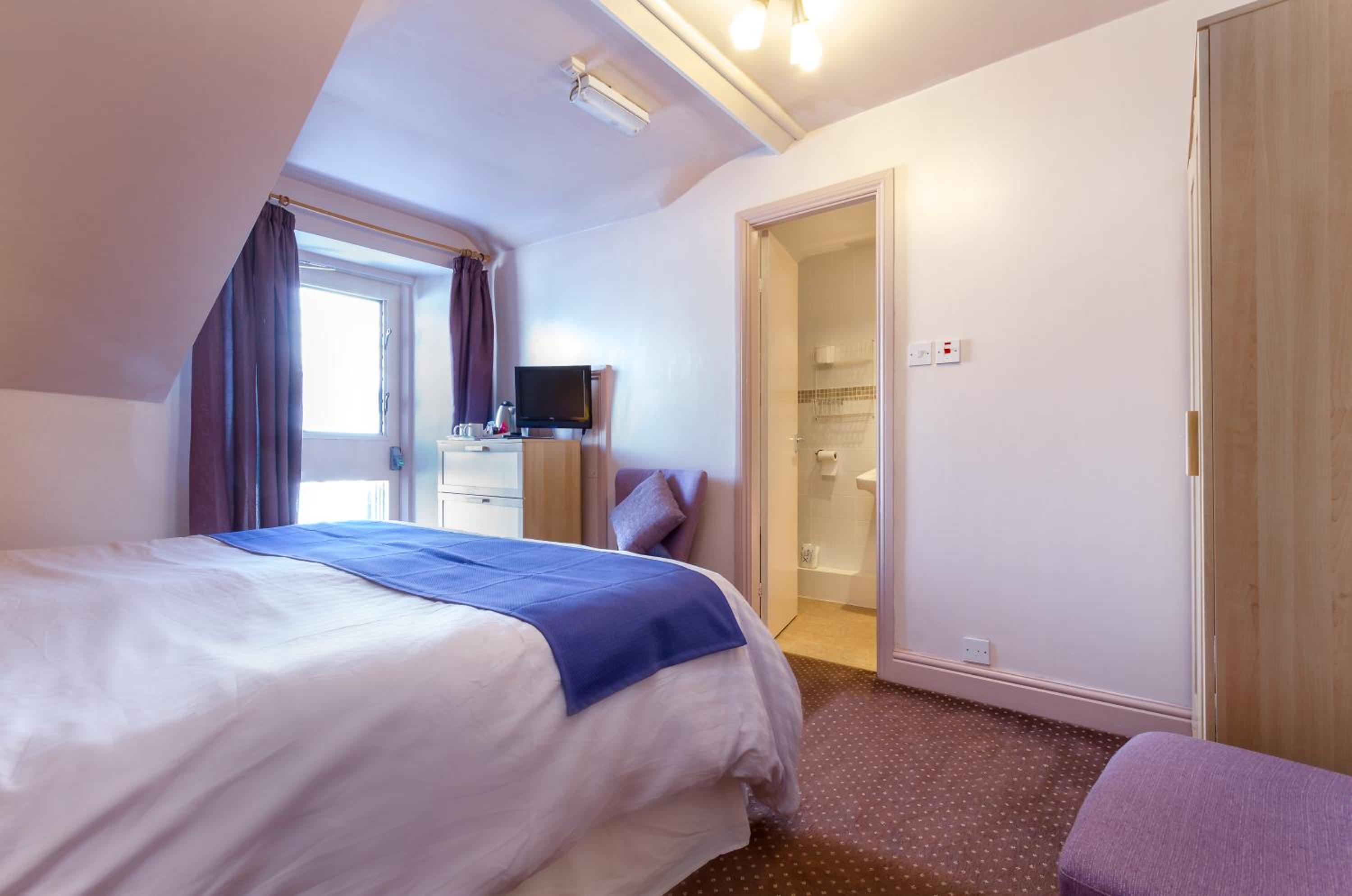 Standard Double or Twin Room photo 3