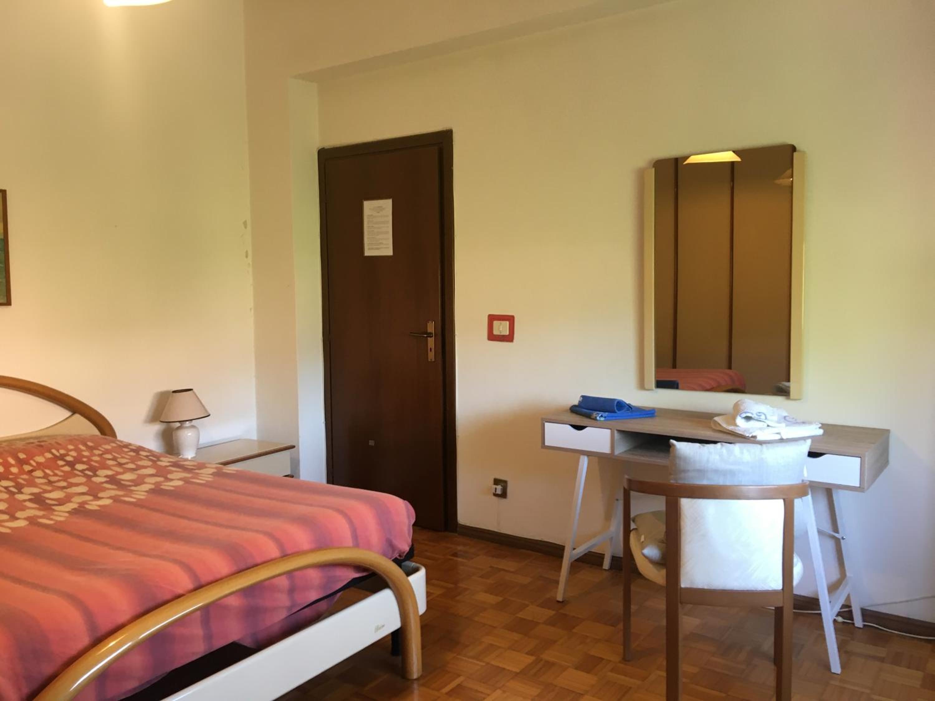 Double Room with Shared Bathroom photo 3