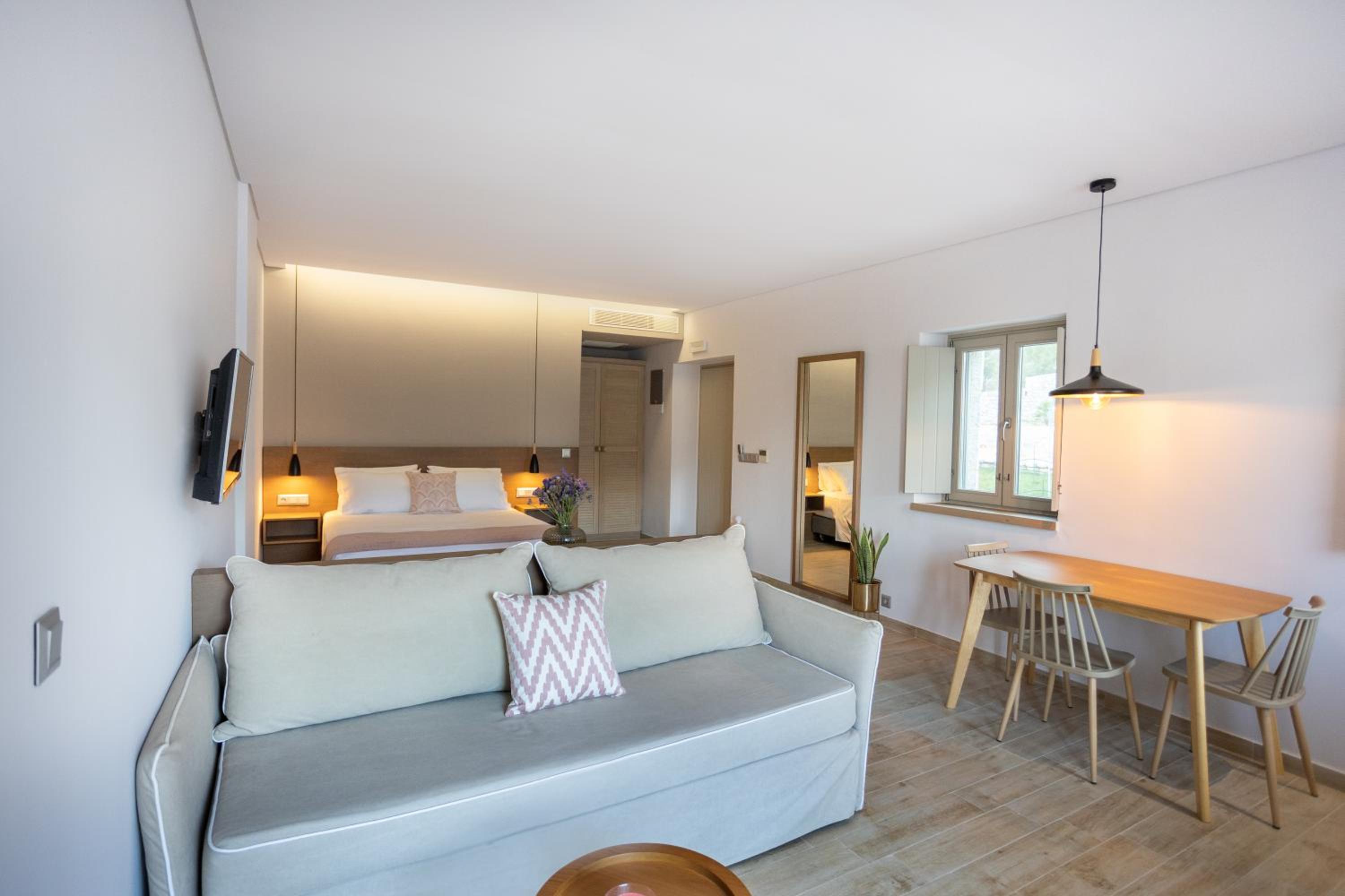 Deluxe Suite with Jacuzzi and Sea View
