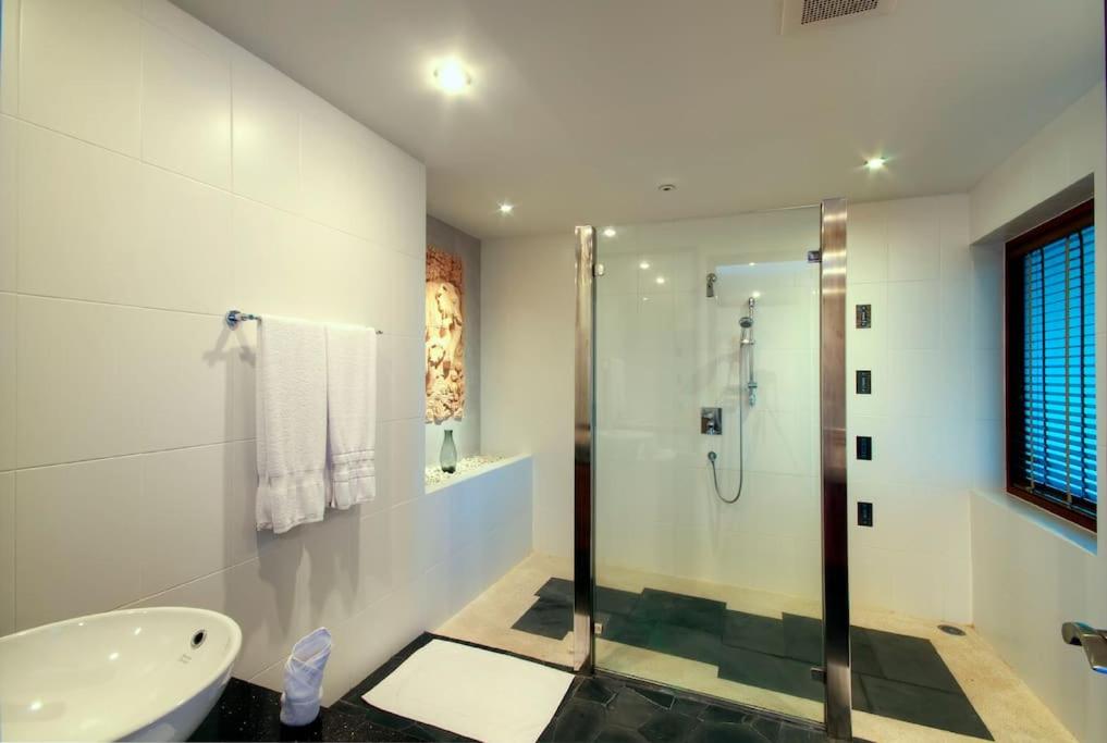 Three-Bedroom Villa - Photo 5