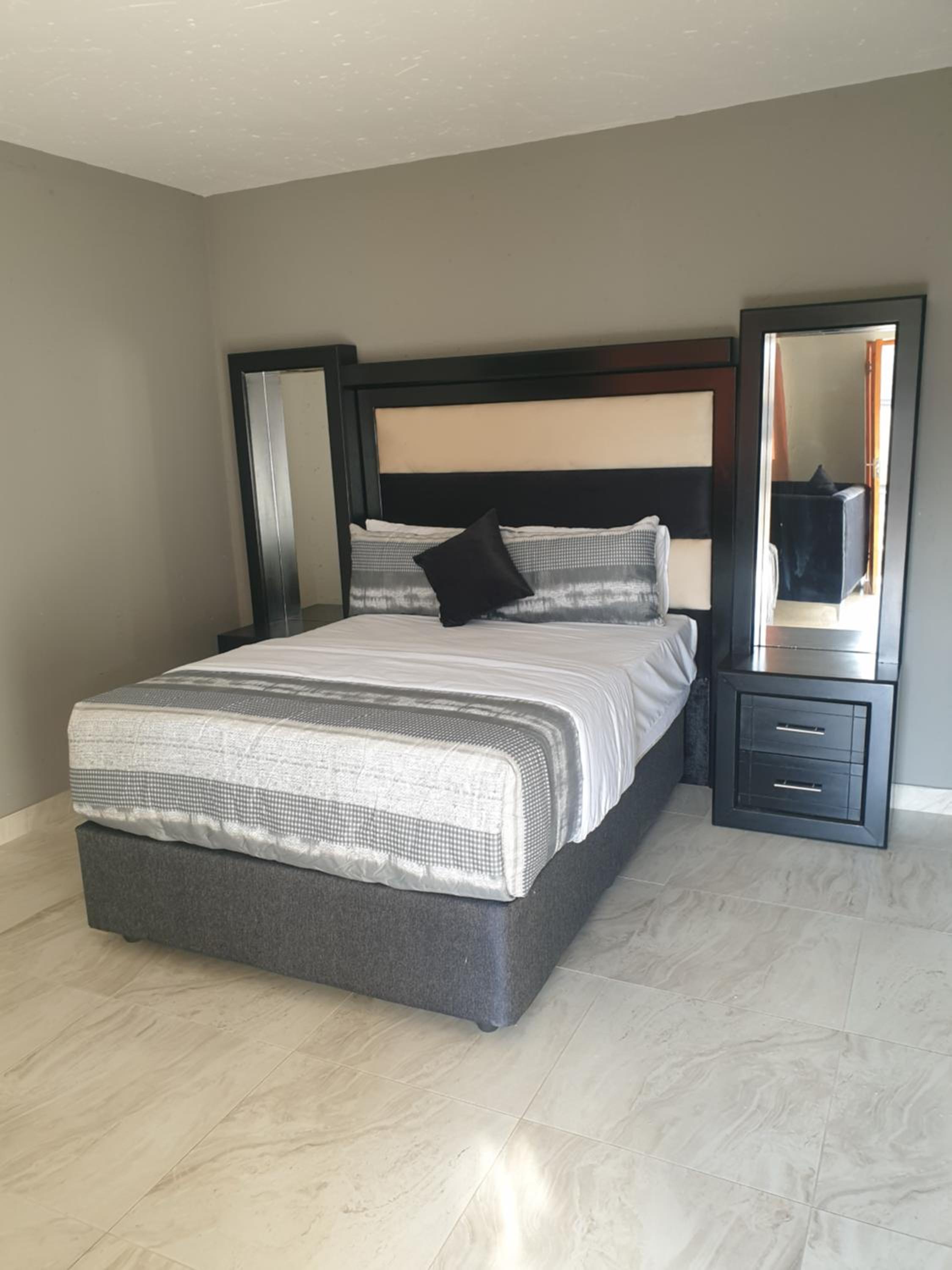 Deluxe King Room - Photo 4
