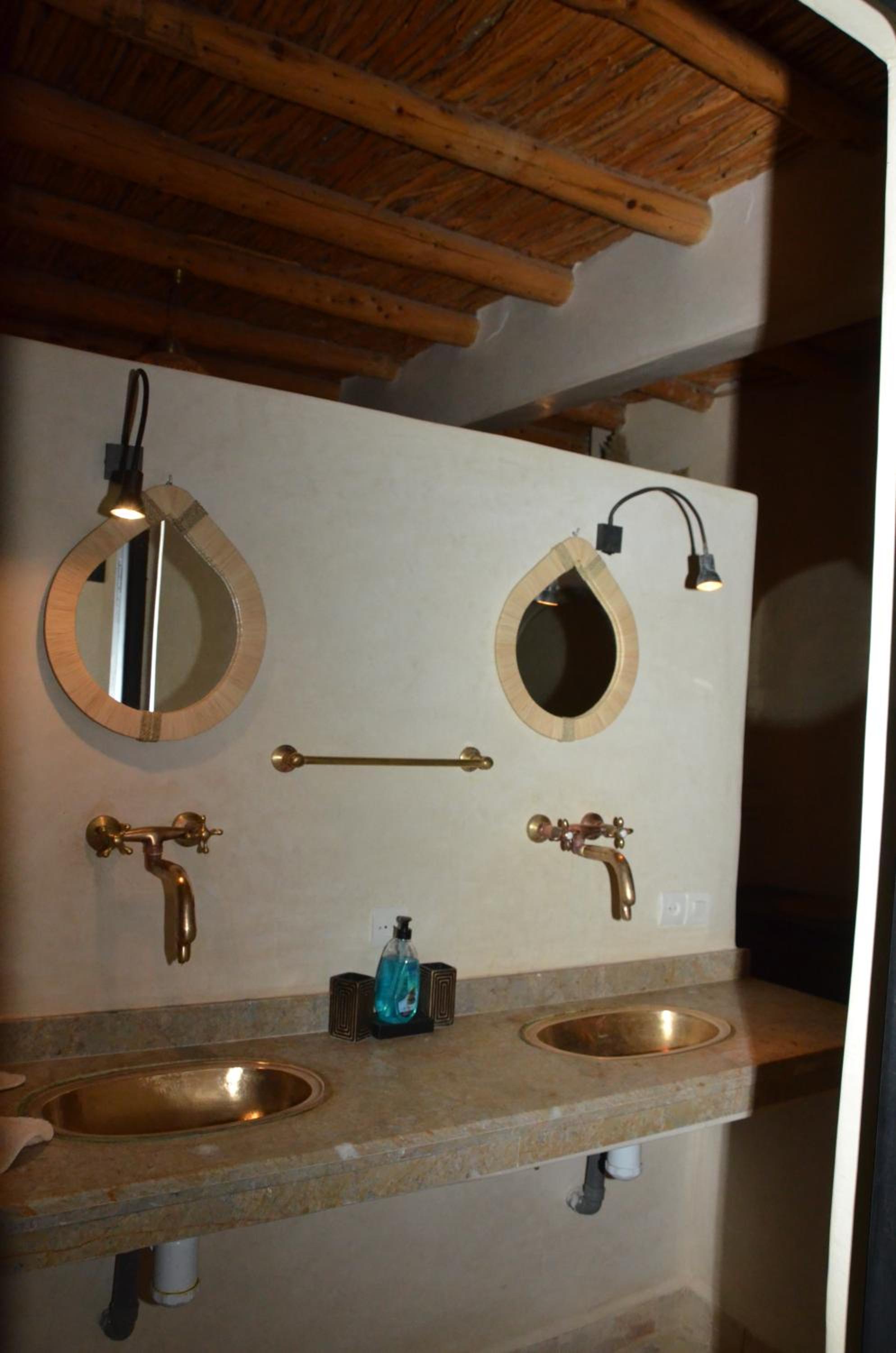 Deluxe Room (2 Adults + 1 Child) - Photo 11