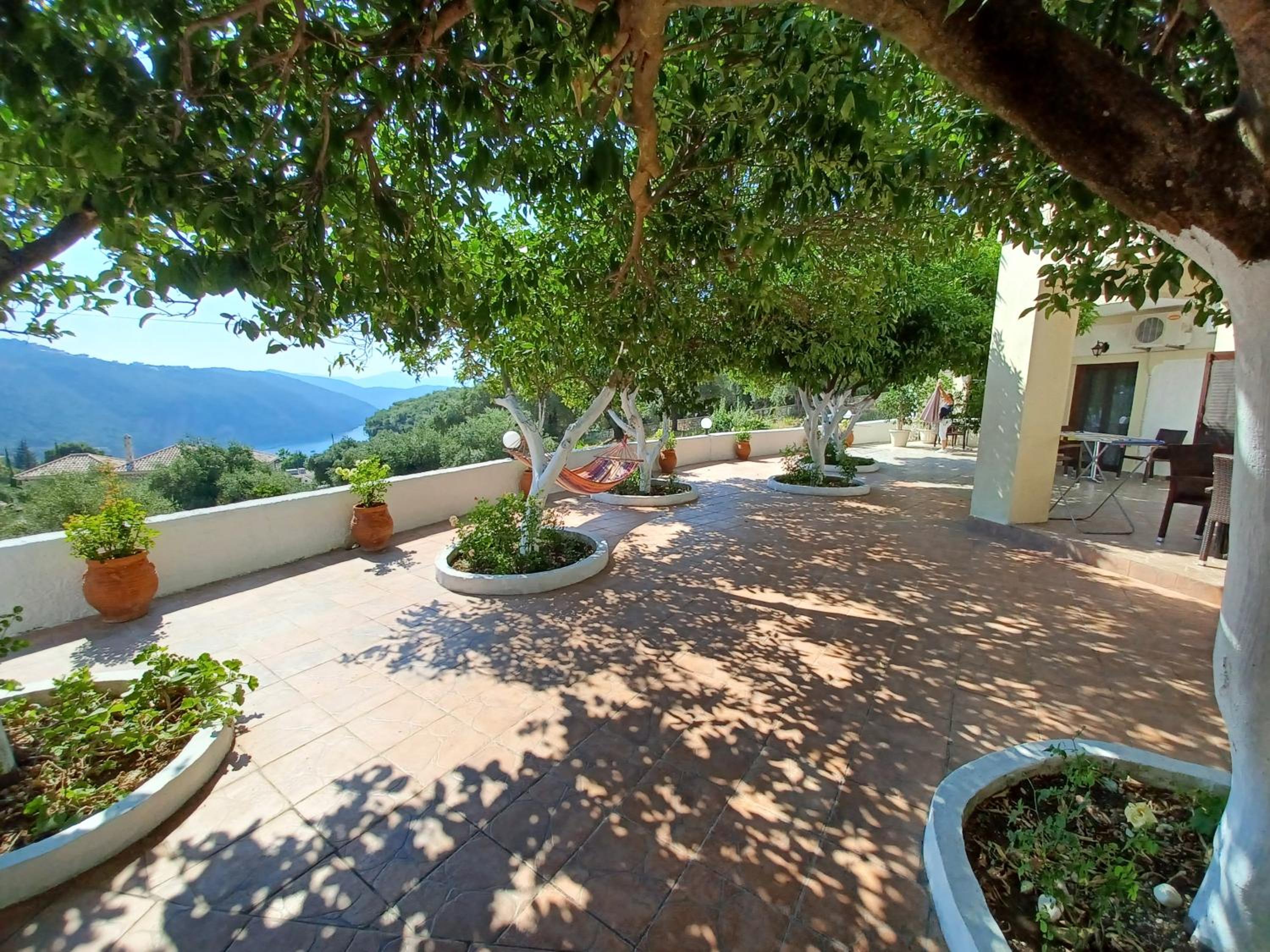 Deluxe Double Room with Balcony - Photo 9