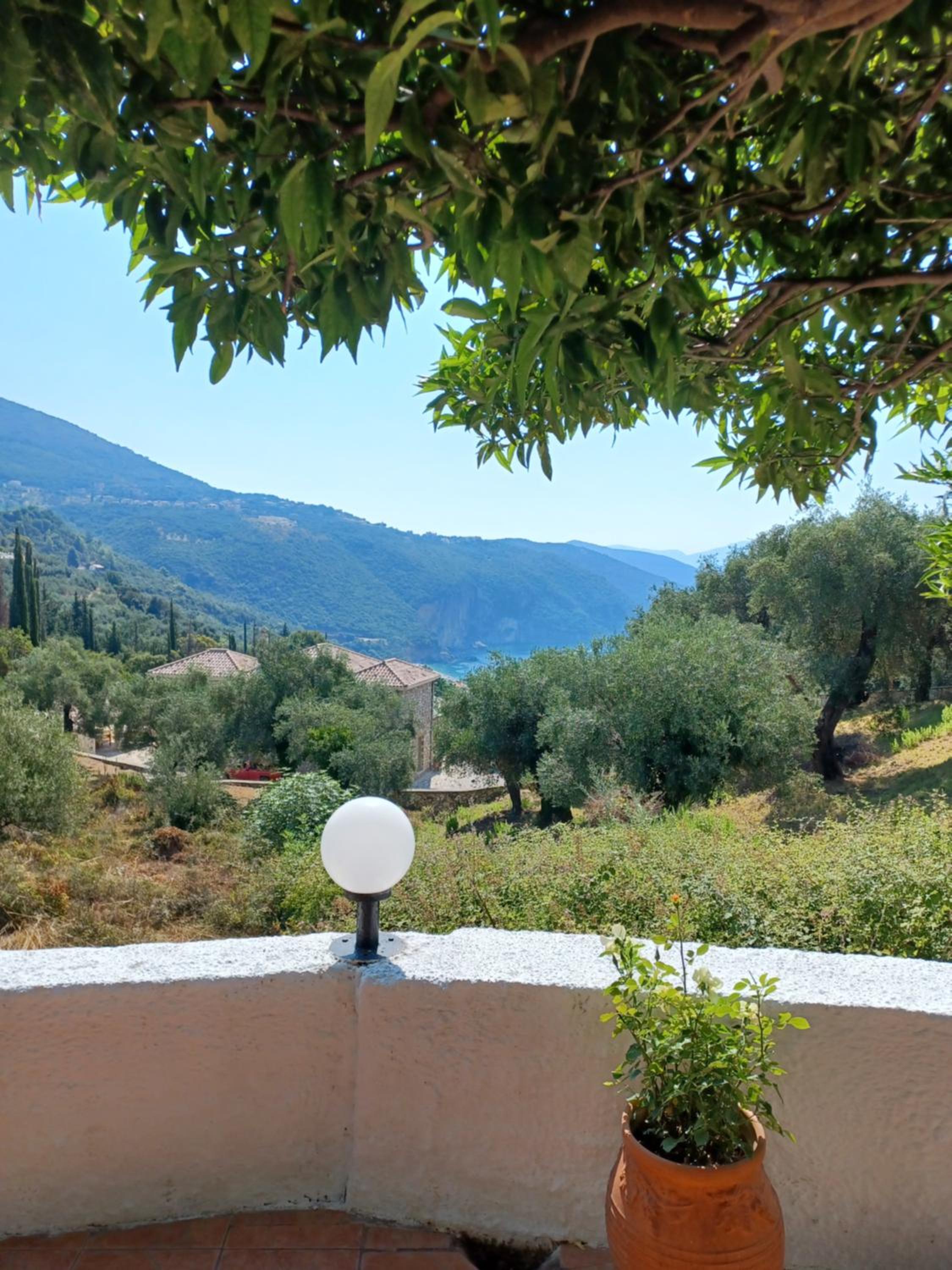 Deluxe Double Room with Balcony - Photo 10