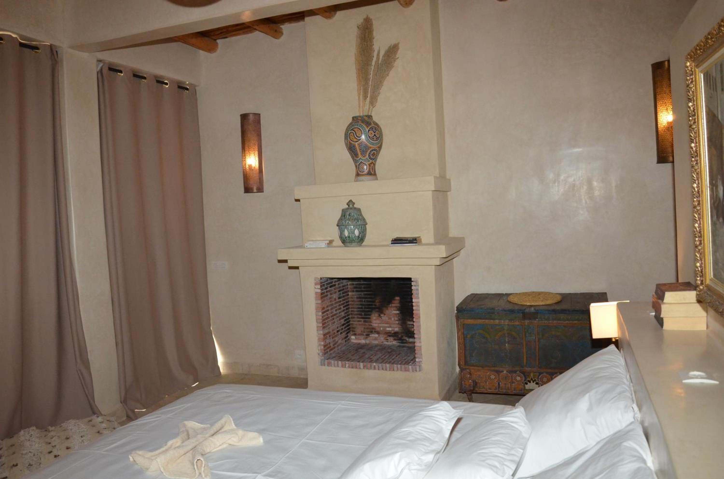 Deluxe Double Room (1 adult + 1 child) - Photo 10
