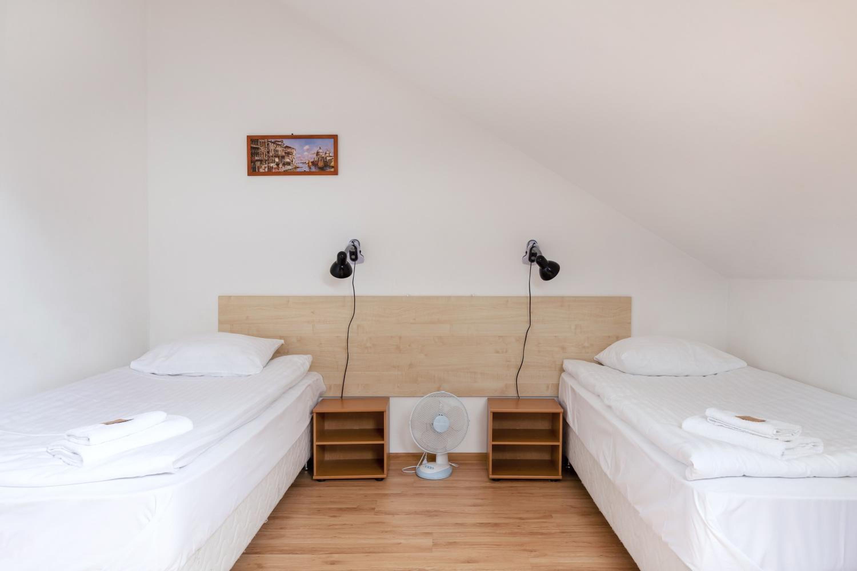 Twin Room with Shower - Photo 8
