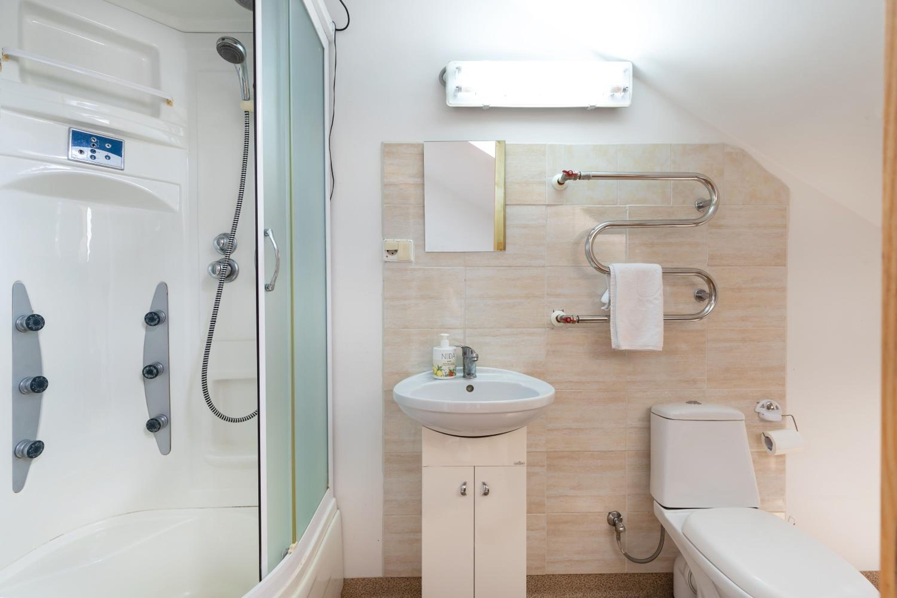 Twin Room with Shower - Photo 7