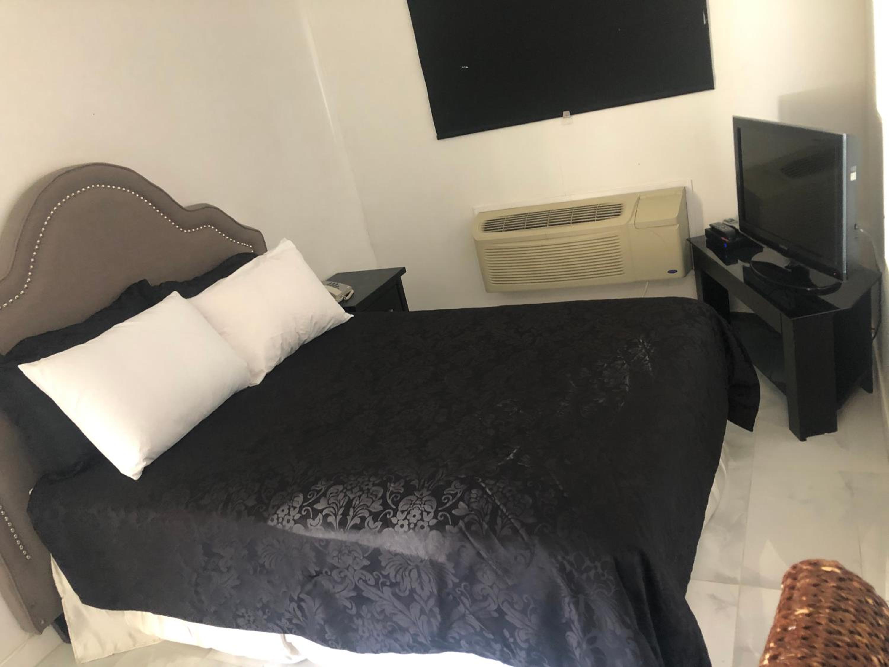 Queen Room with Two Queen Beds photo 1