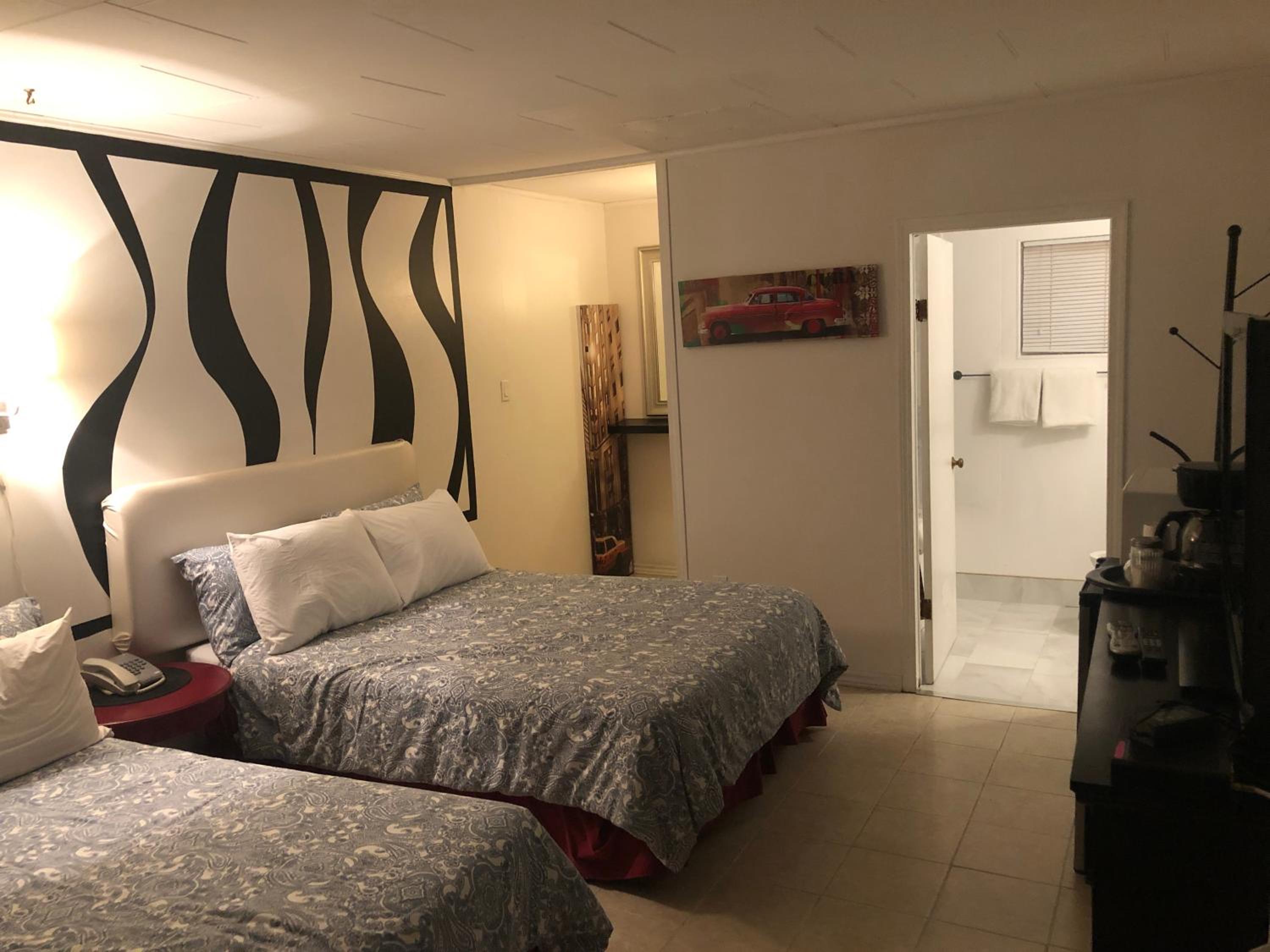 Queen Room with Two Queen Beds photo 3