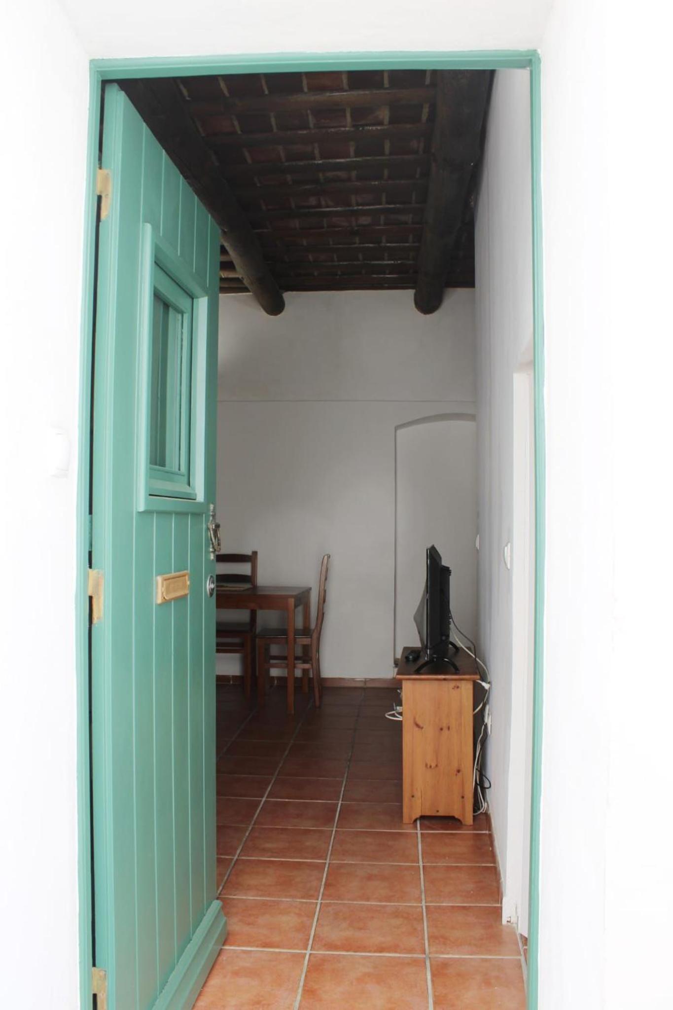 One-Bedroom House - Photo 2