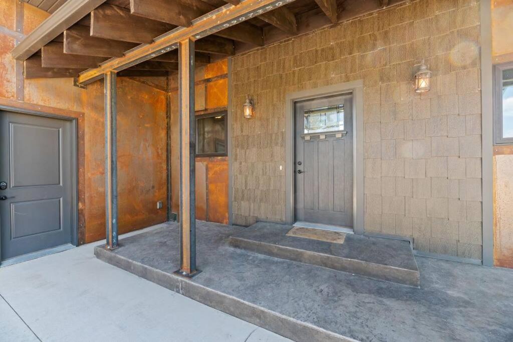 Five-Bedroom House photo 3
