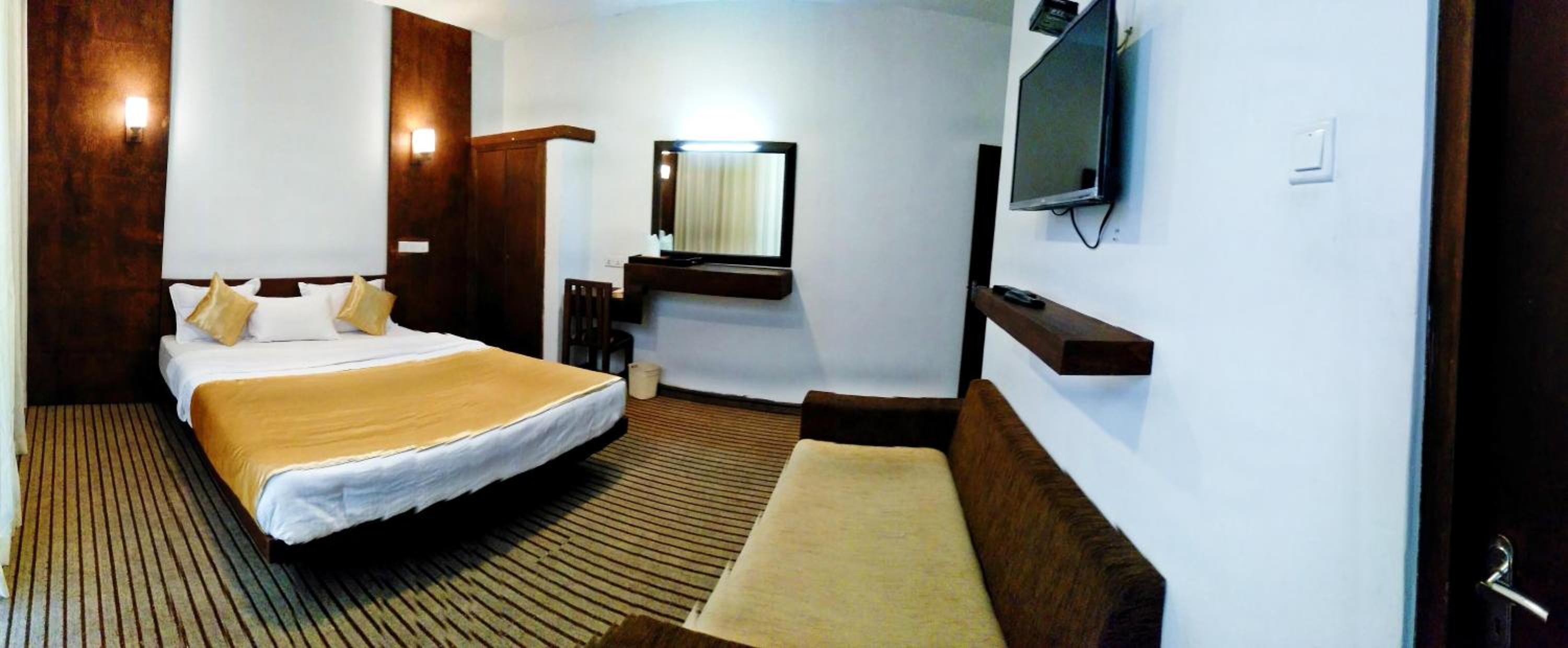 Deluxe Double Room (2 Adults + 1 Child) photo 2