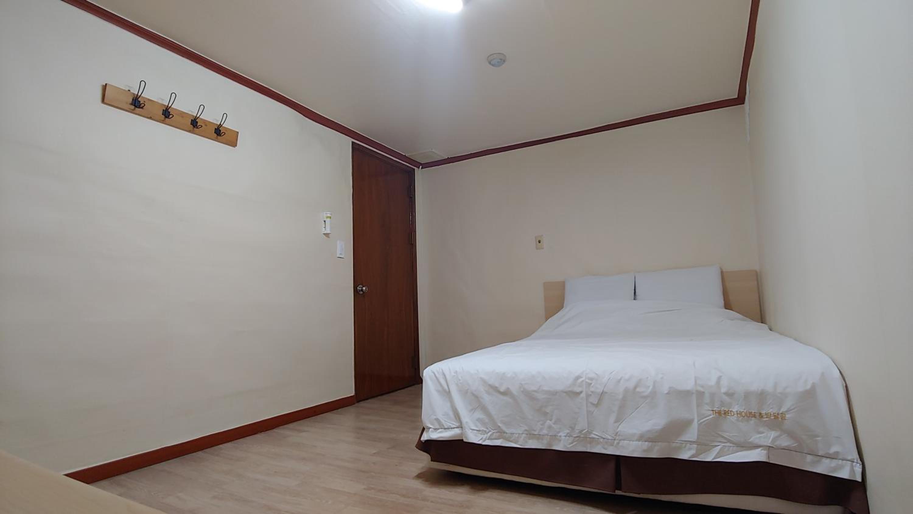 Standard Double Room - Photo 13