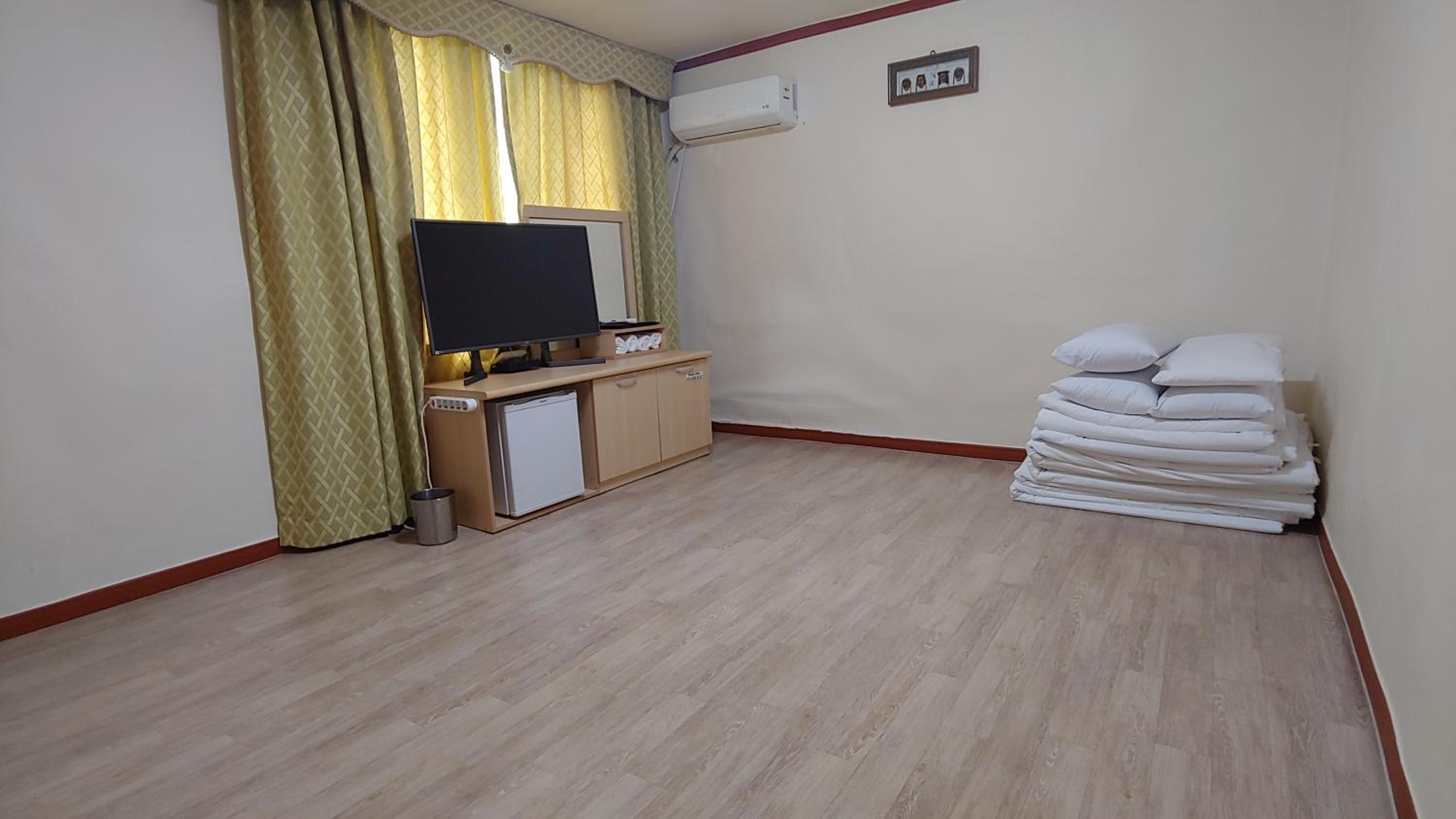 Korean-Style Family Room - Photo 15