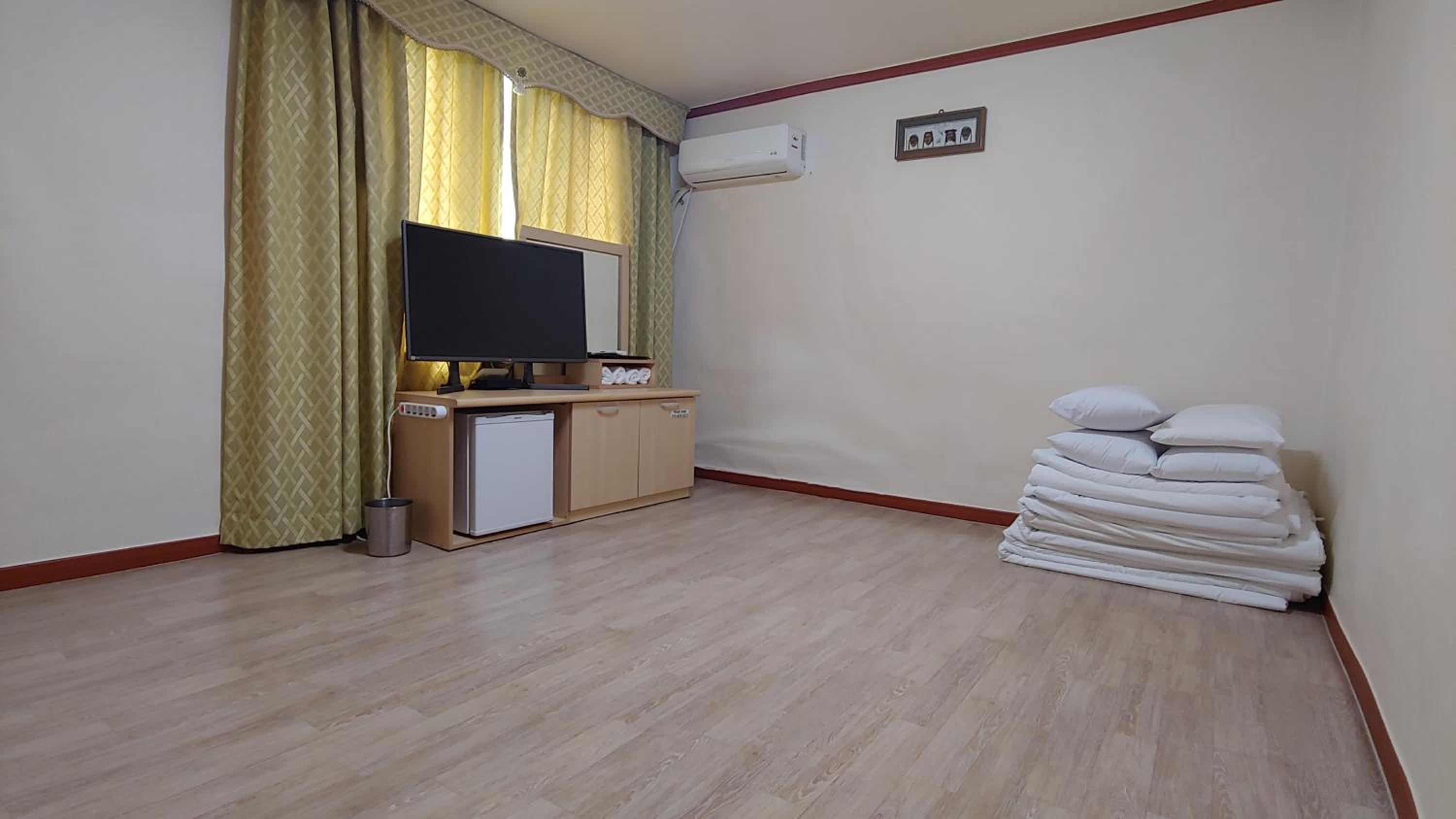Standard Family Room - Photo 11