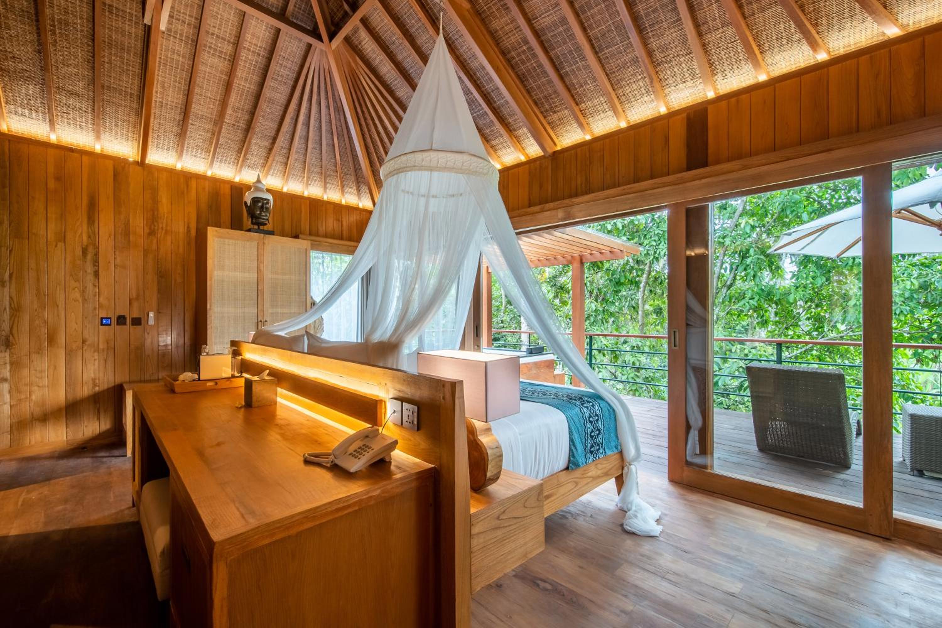 Deluxe King Suite with Hot Tub and Daily Scheduled Activities - Photo 8