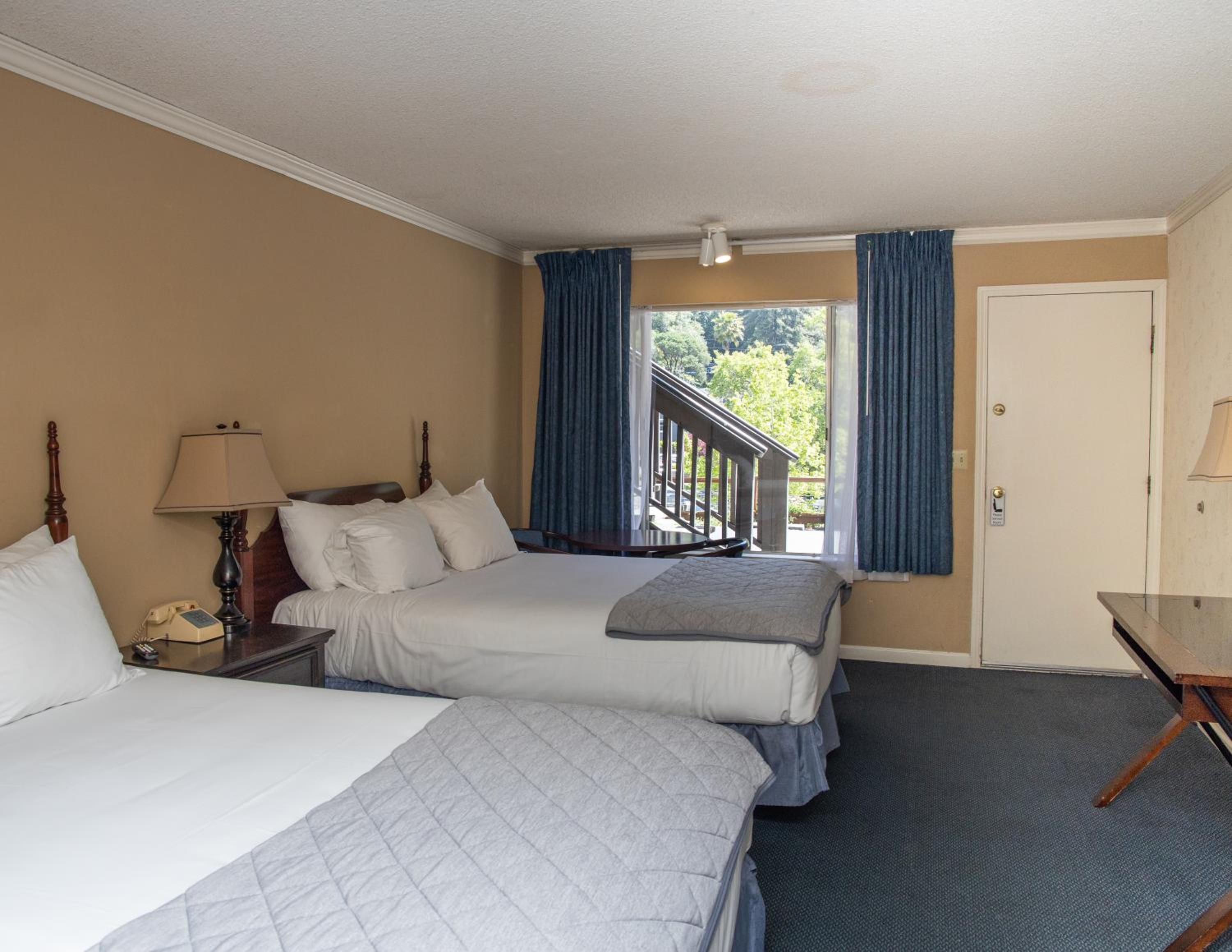 Queen Room with Two Queen Beds - Photo 2