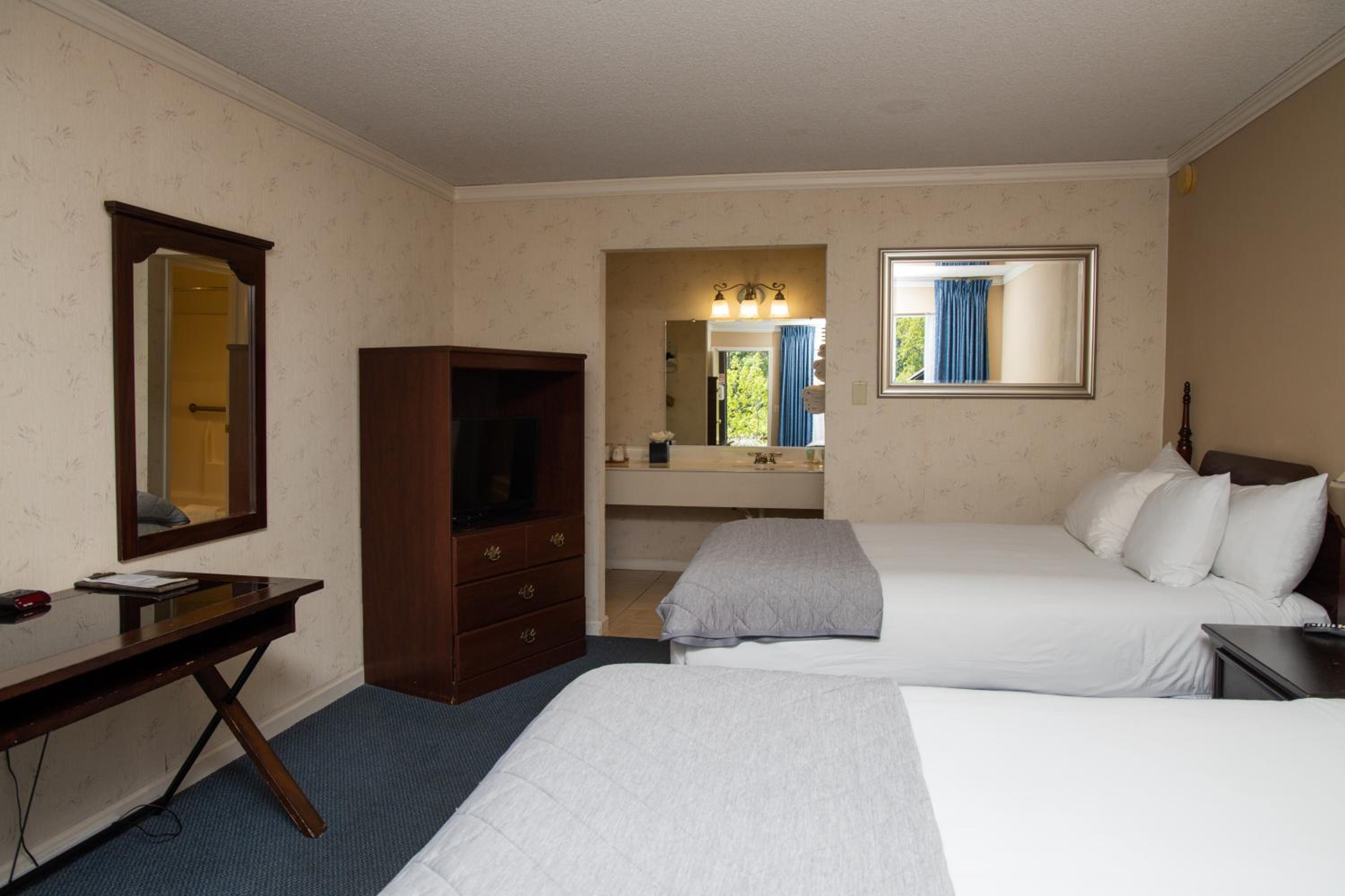Queen Room with Two Queen Beds - Photo 6