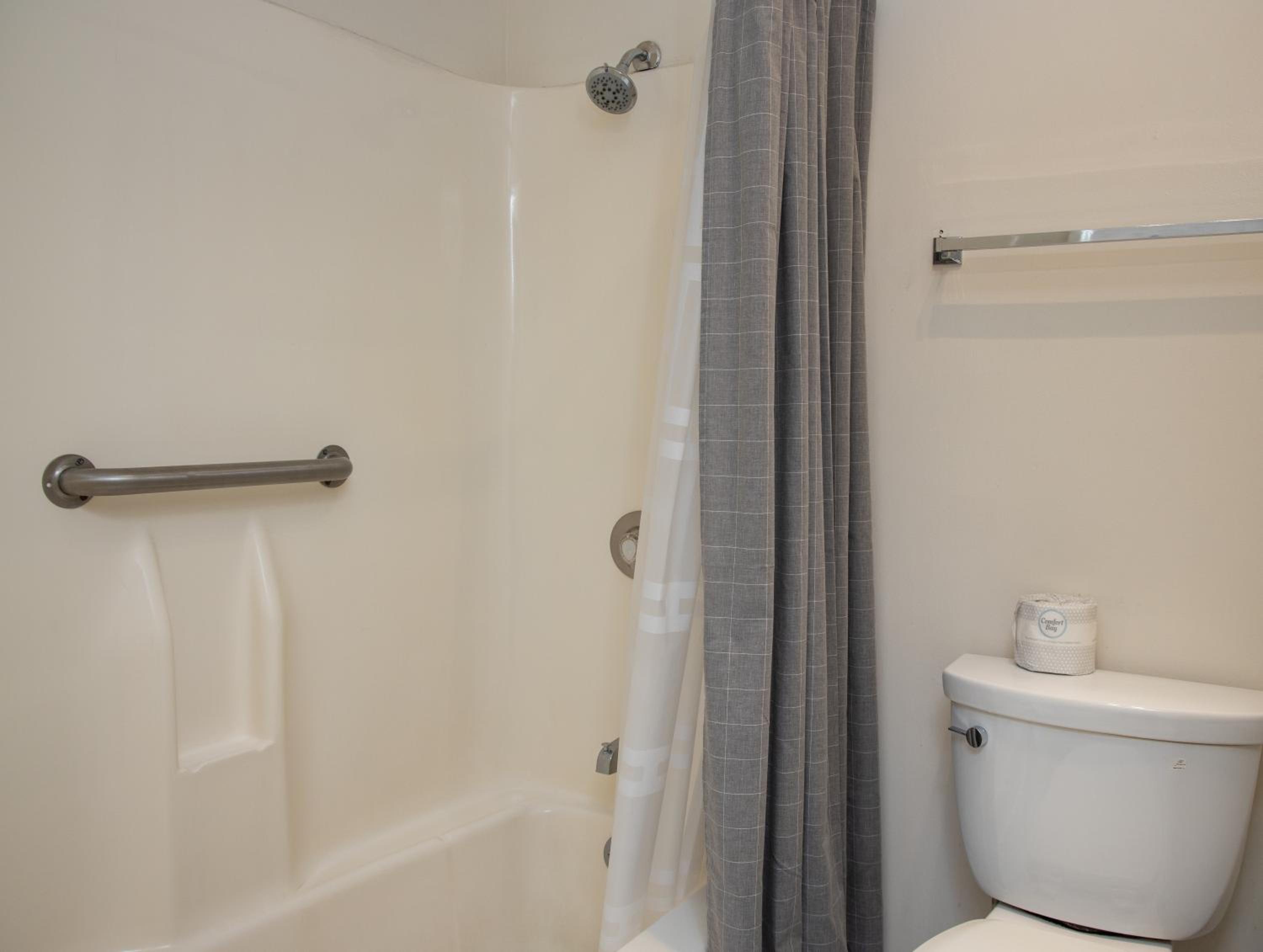 Queen Room with Two Queen Beds - Photo 4