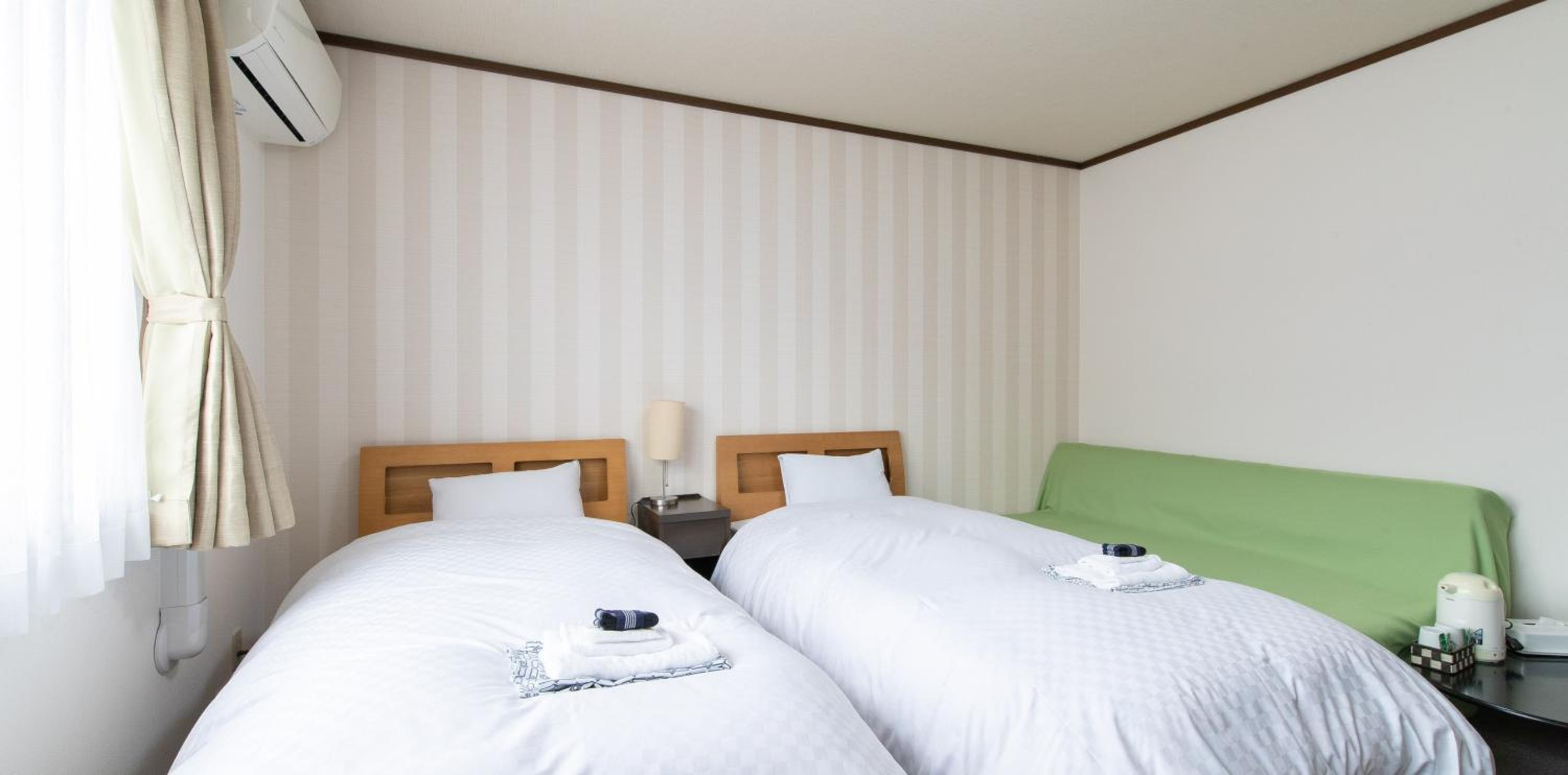 Twin Room with Shared Bathroom - Non-Smoking - Photo 1