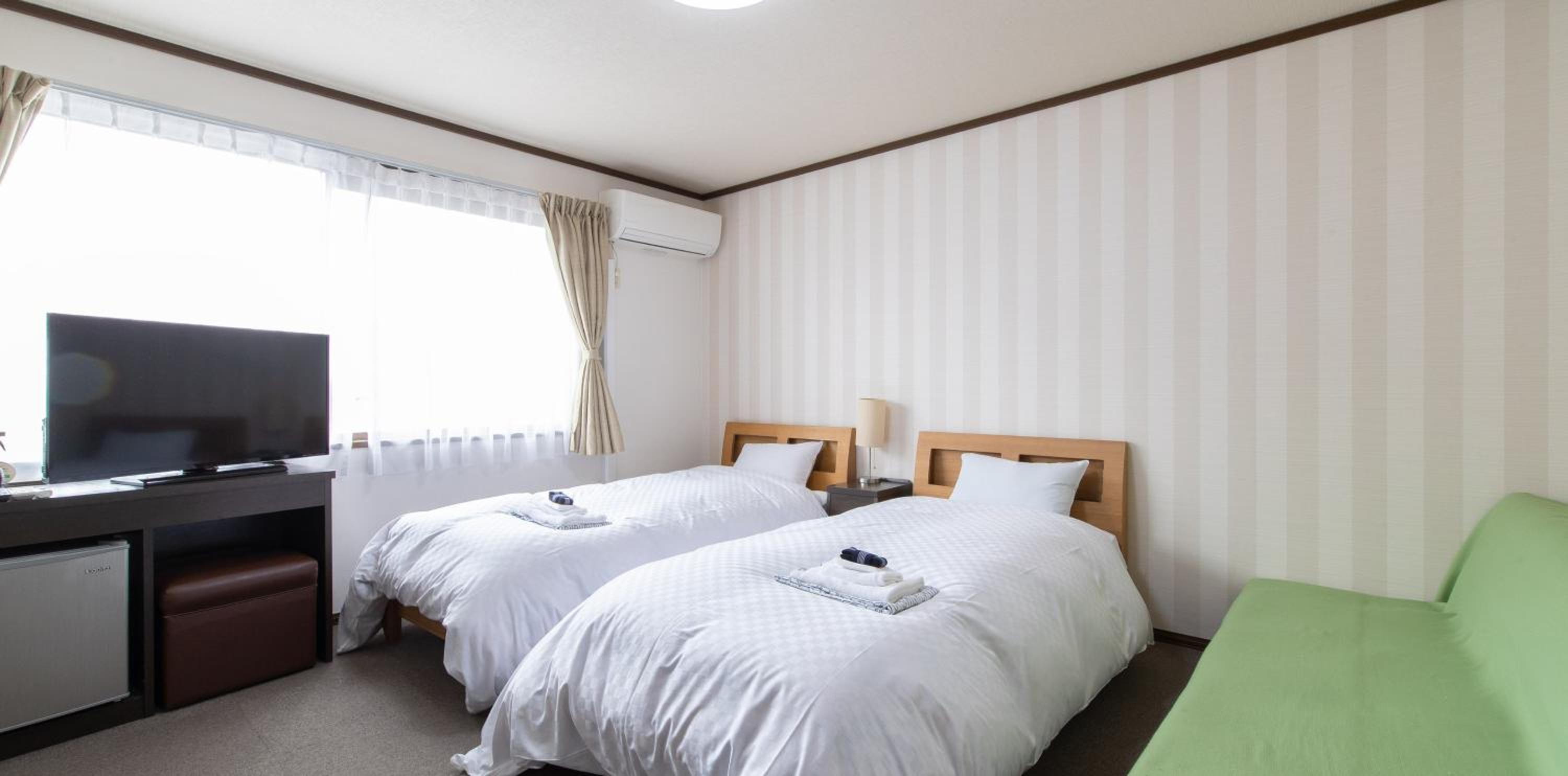 Twin Room with Shared Bathroom - Non-Smoking - Photo 13