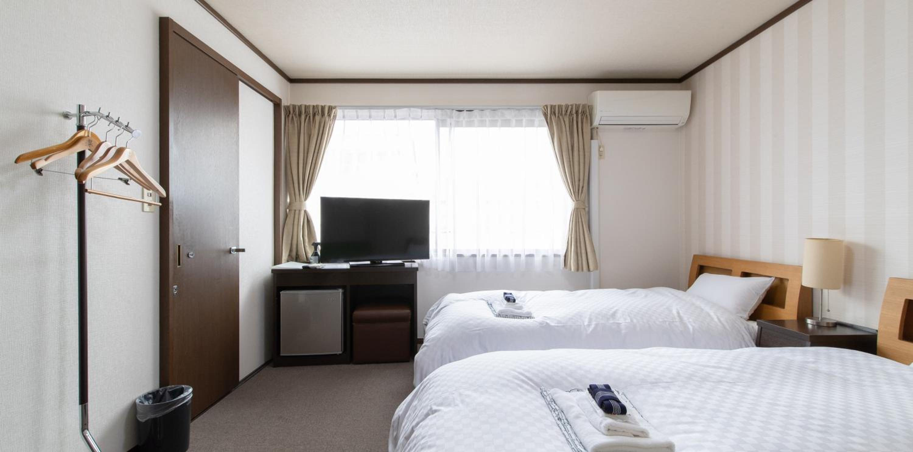 Twin Room with Shared Bathroom - Non-Smoking - Photo 16