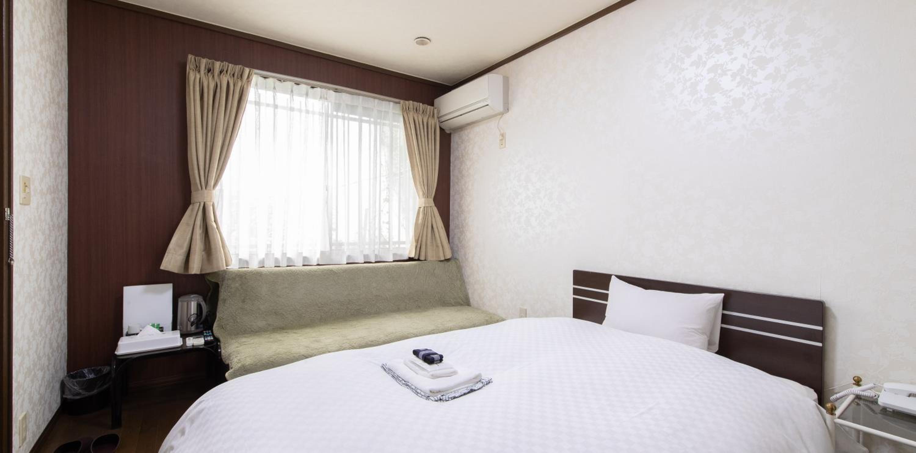 Single Room with Shared Bathroom - Smoking photo 2