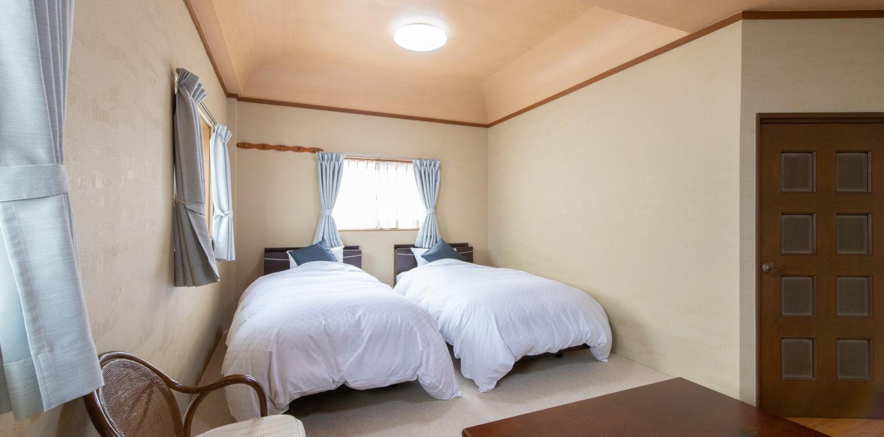 Twin Room - Photo 8