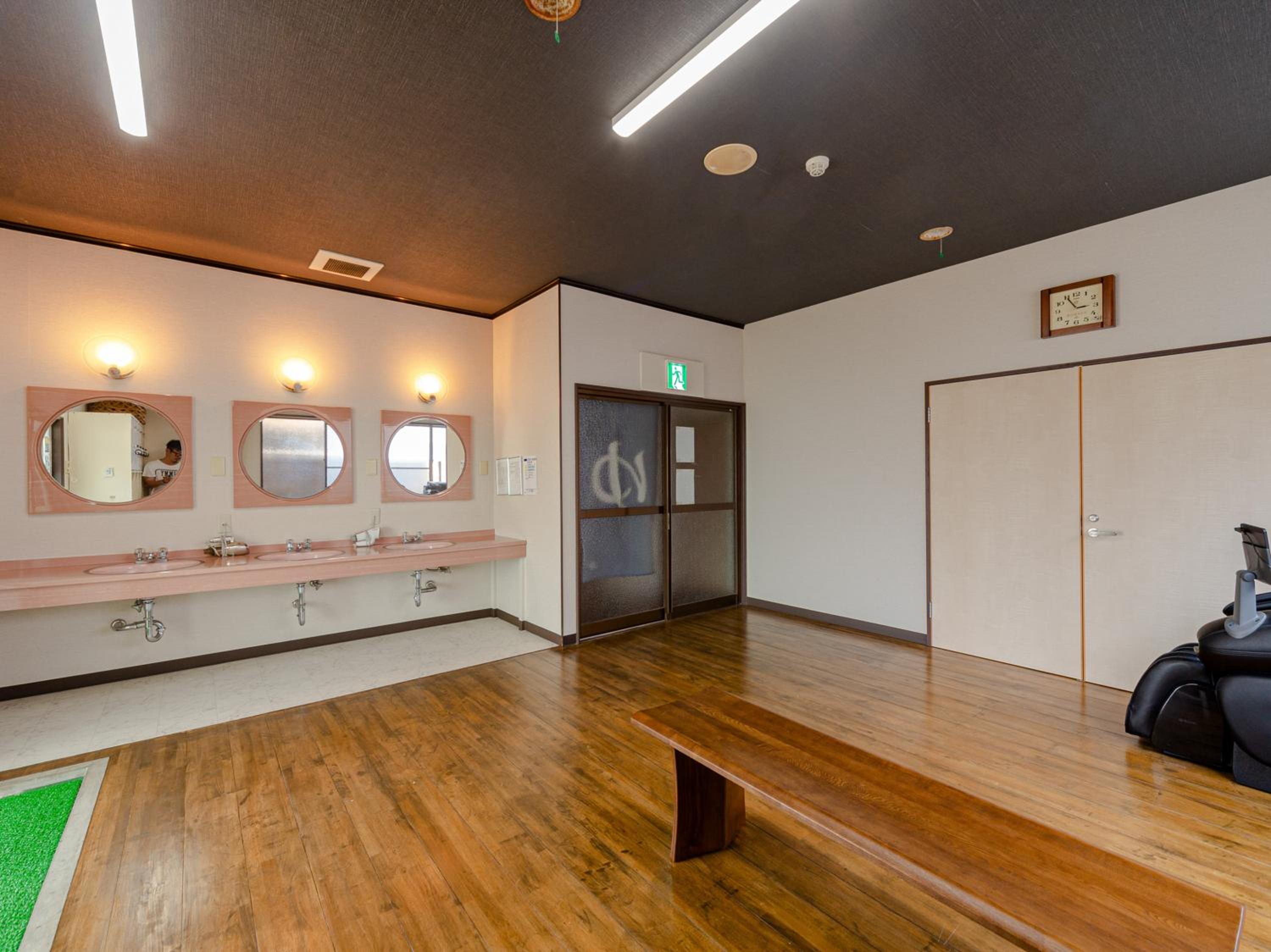 Twin Room with Shared Bathroom - Non-Smoking - Photo 9