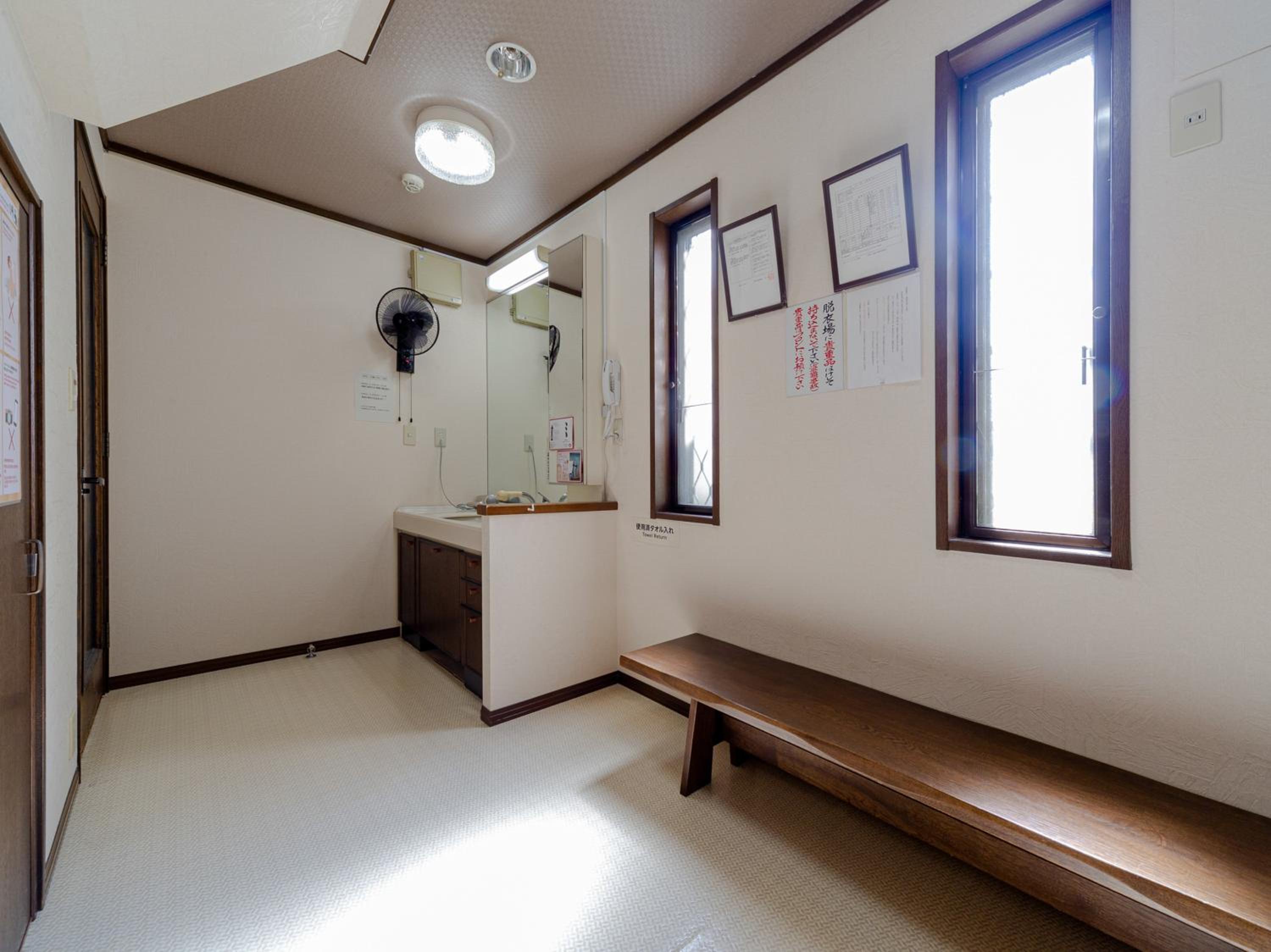 Twin Room with Shared Bathroom - Non-Smoking - Photo 7