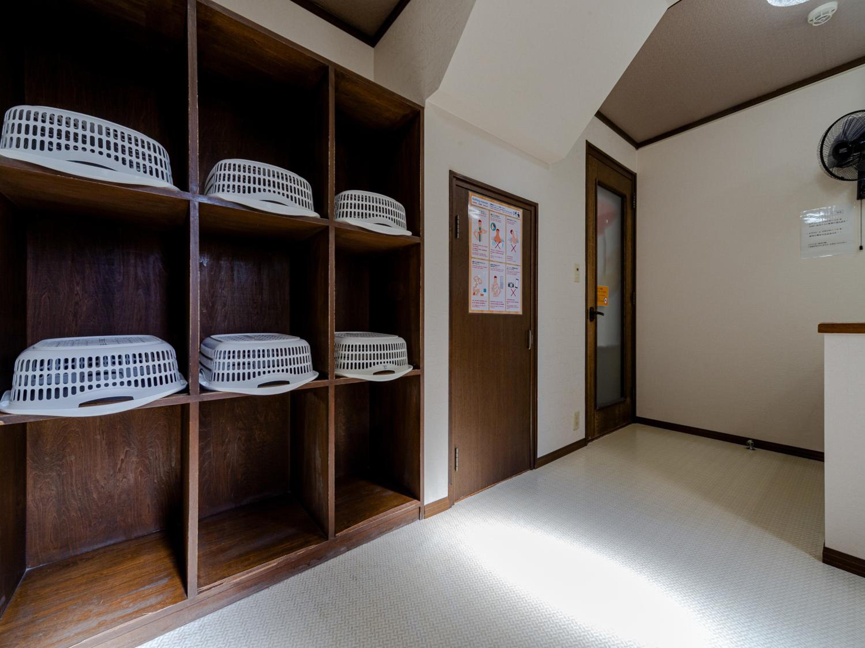 Twin Room with Shared Bathroom - Non-Smoking - Photo 6