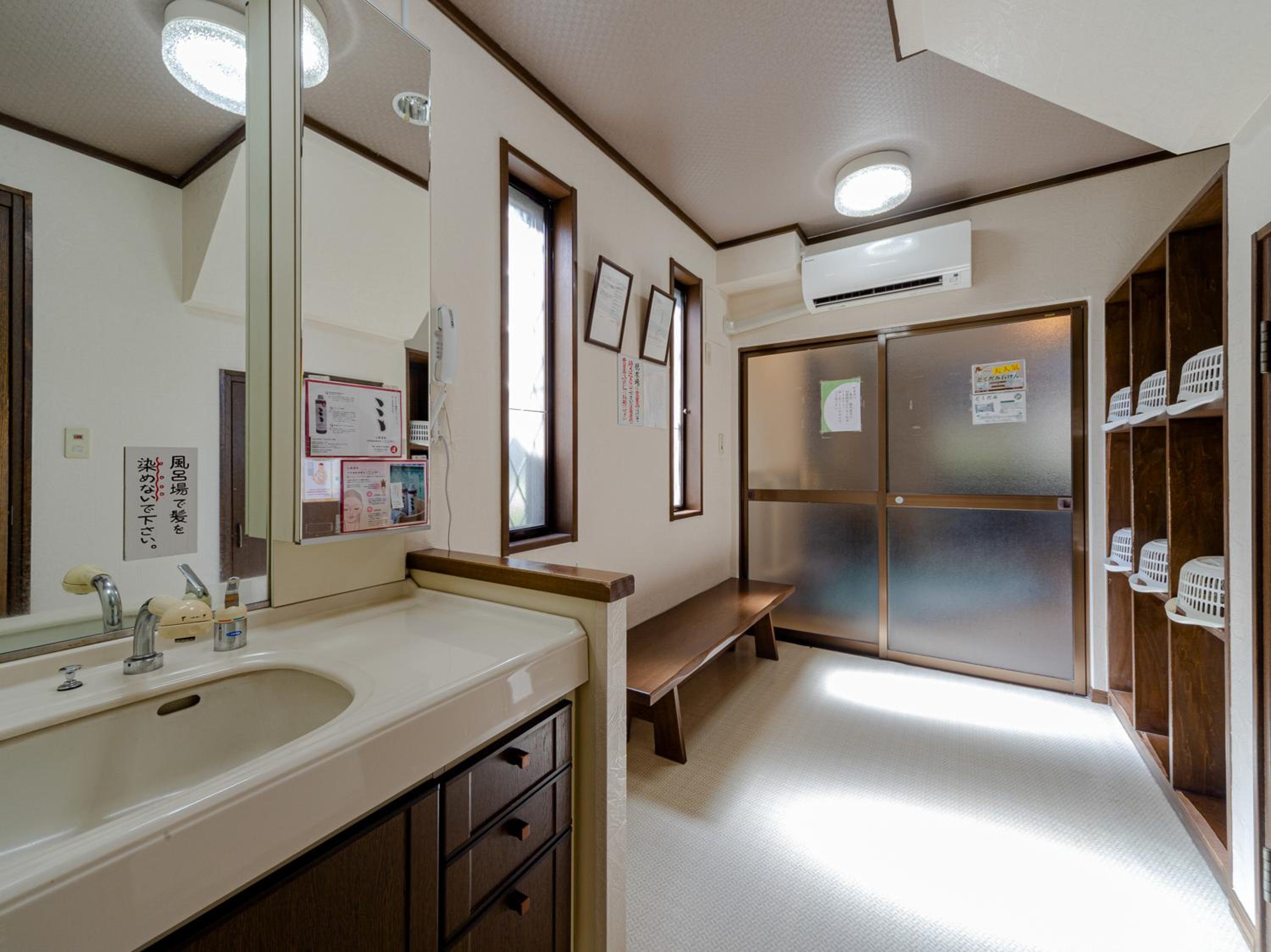 Twin Room with Shared Bathroom - Non-Smoking - Photo 4