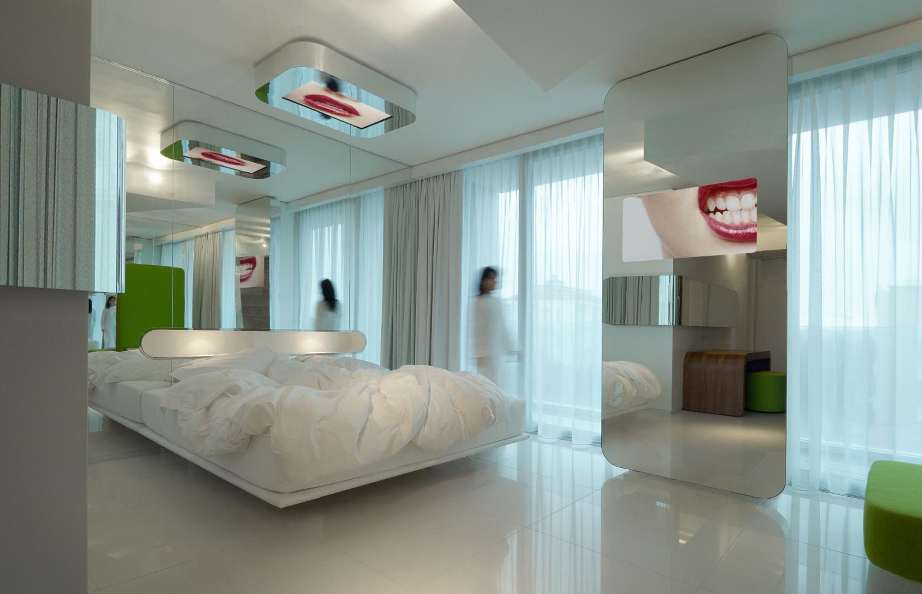 Suite - Photo 1